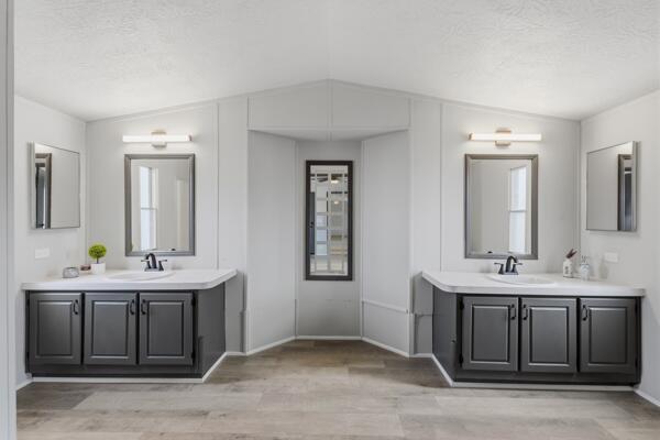 Photo 12 — 2712 Katrina Drive SW