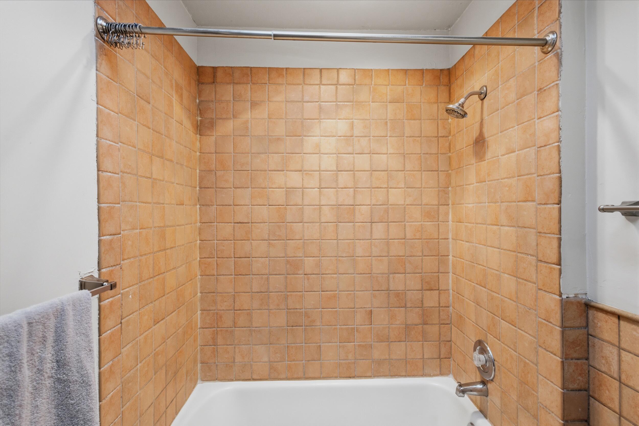 Photo 7 — 606 Grace Street NE