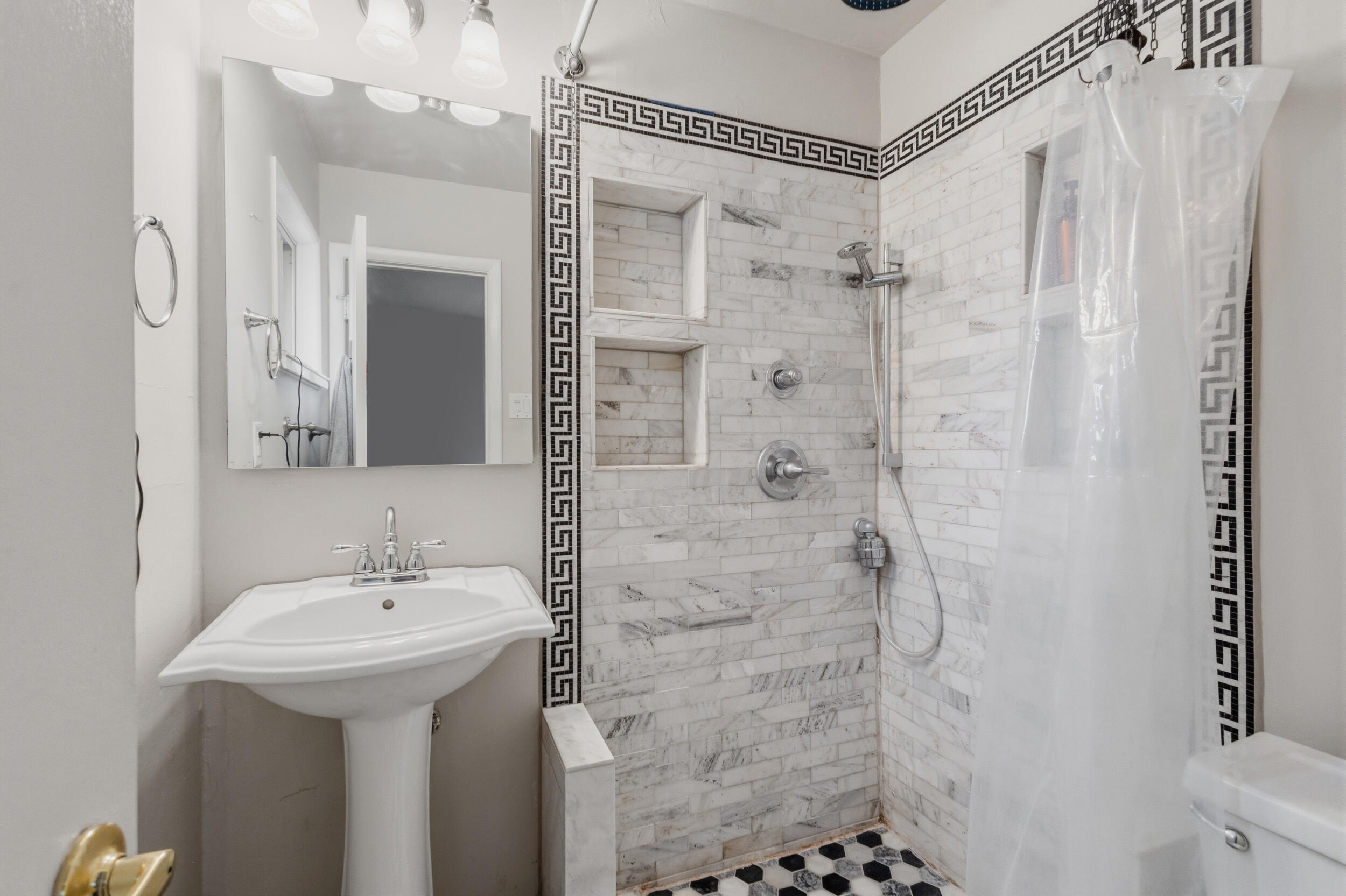 Photo 12 — 606 Grace Street NE
