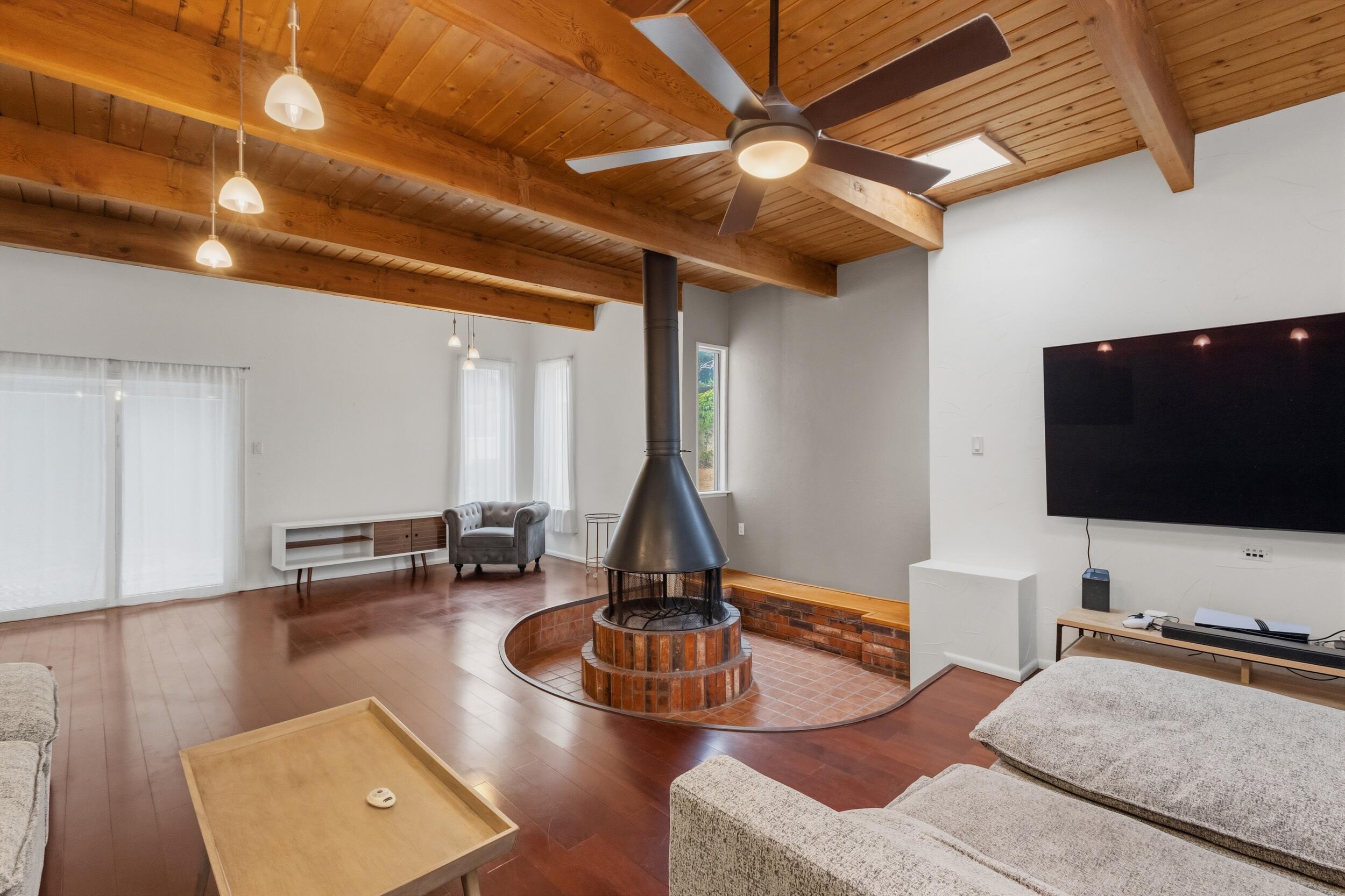 Photo 2 — 606 Grace Street NE