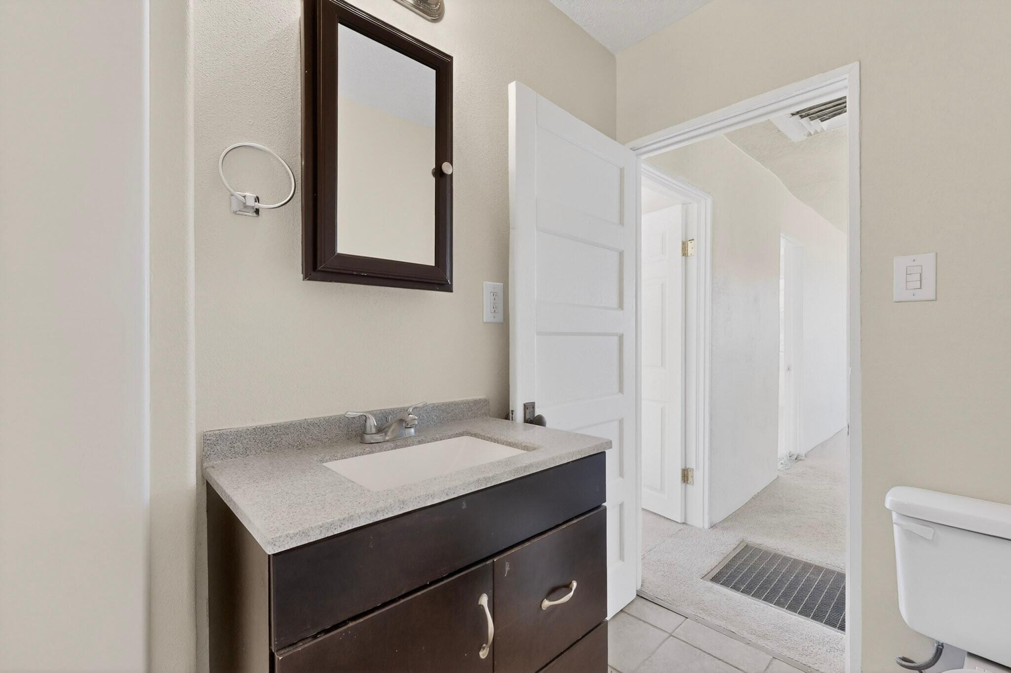 Photo 11 — 2905 Burton Avenue SE