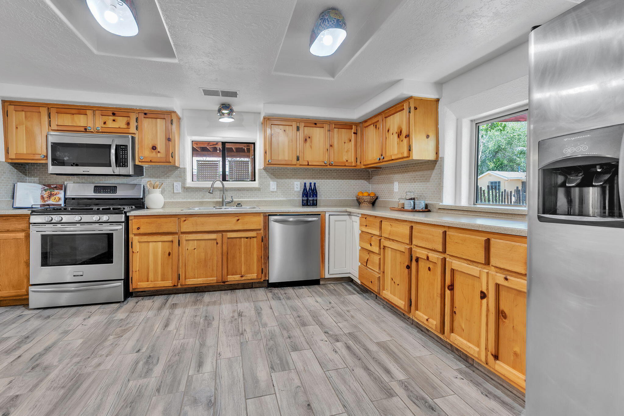 Photo 15 — 865 Arthur Drive SW