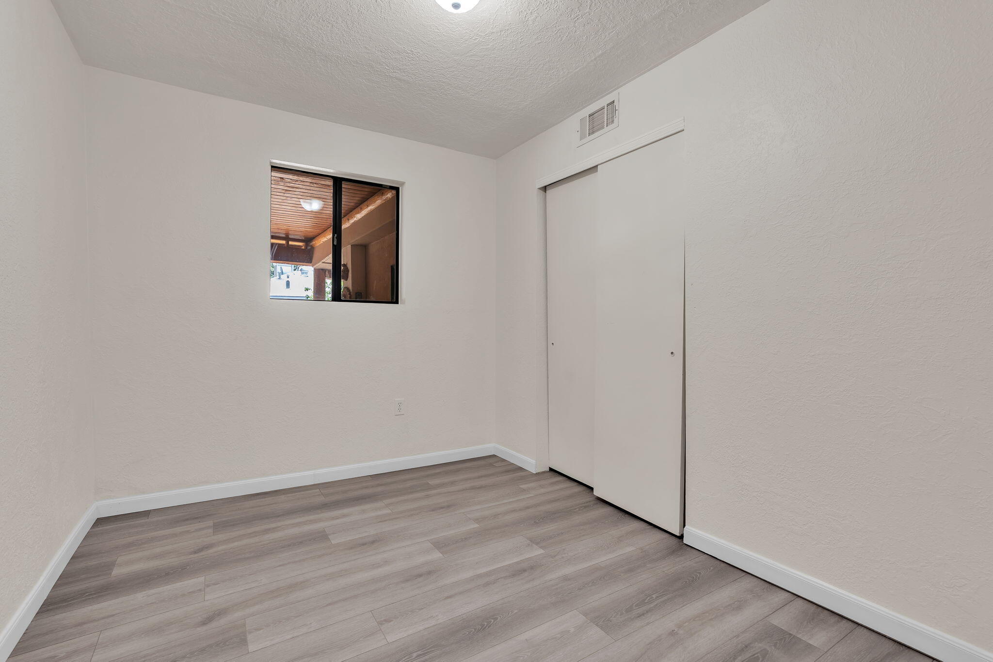 Photo 11 — 865 Arthur Drive SW
