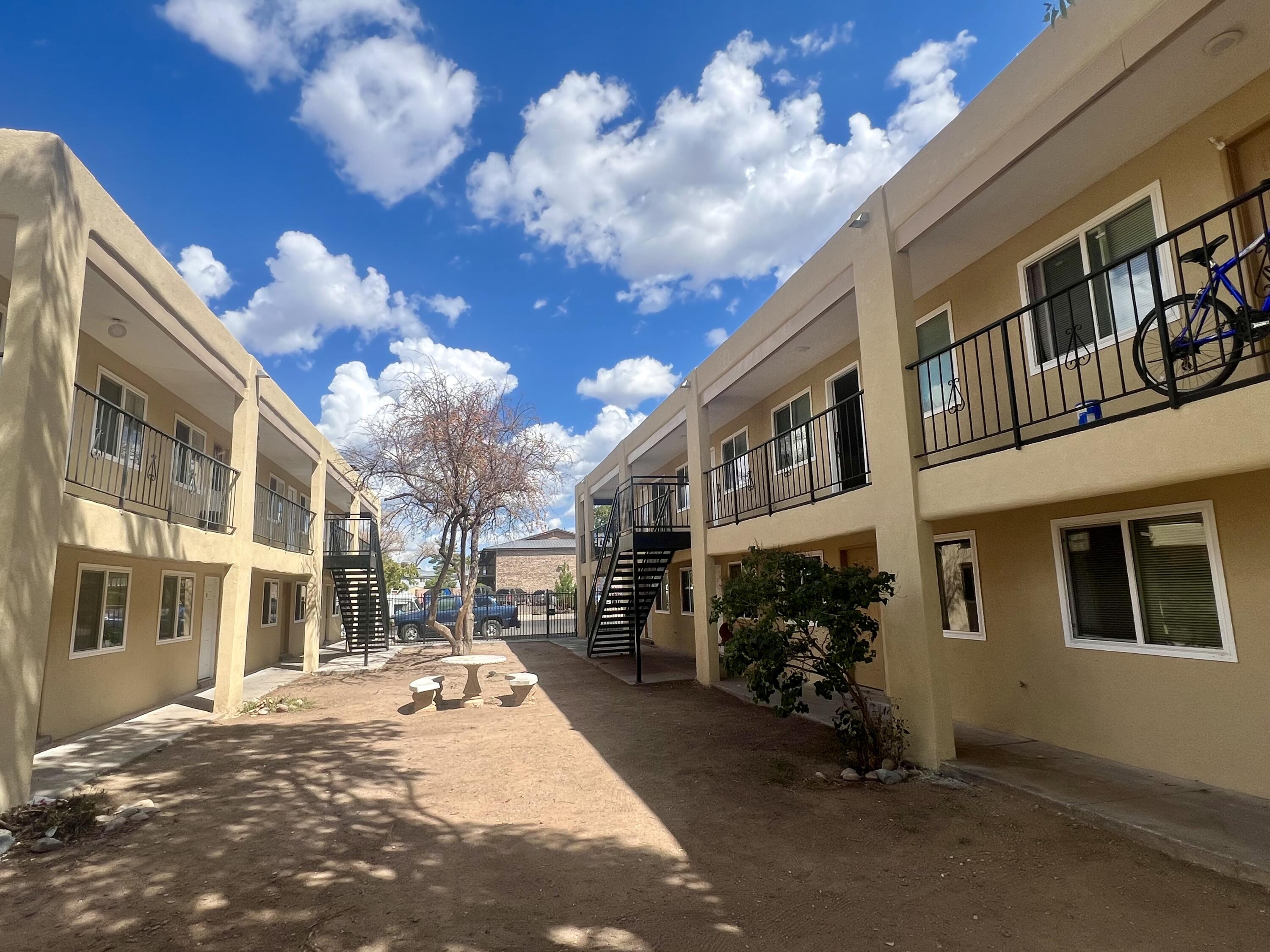 911 Alvarado Drive SE 4