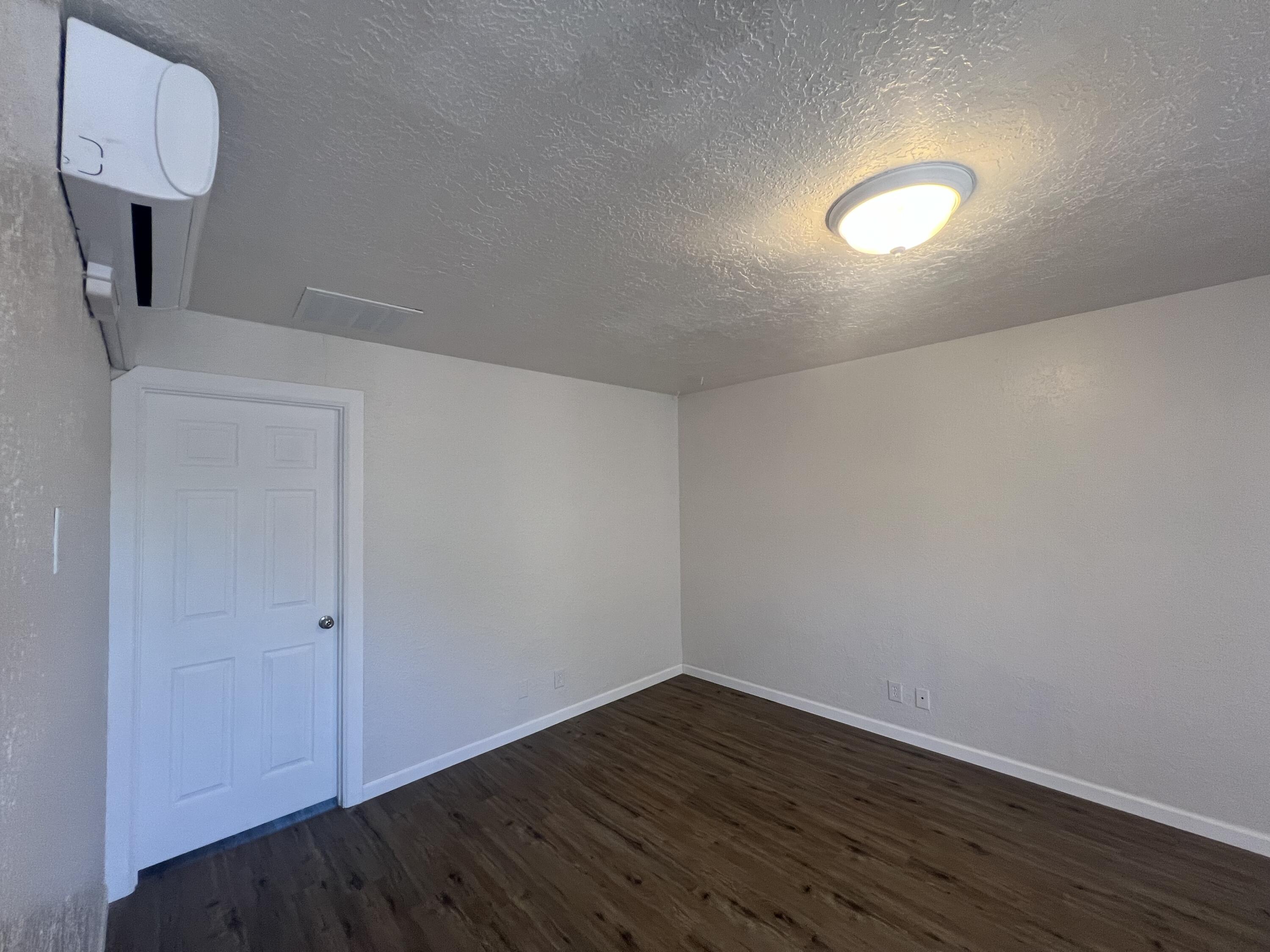 Photo 2 — 911 Alvarado Drive SE 4