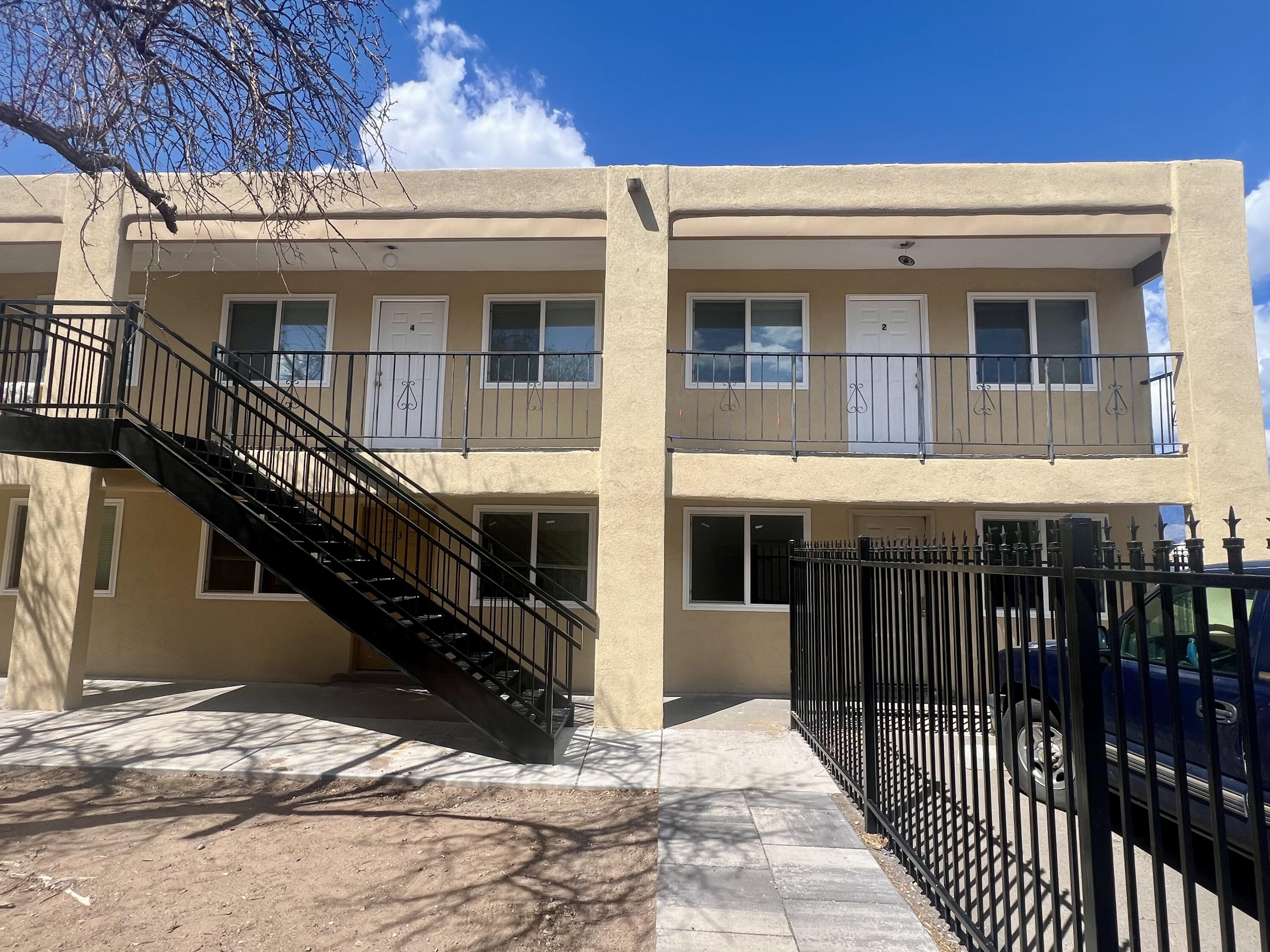 Photo 7 — 911 Alvarado Drive SE 4