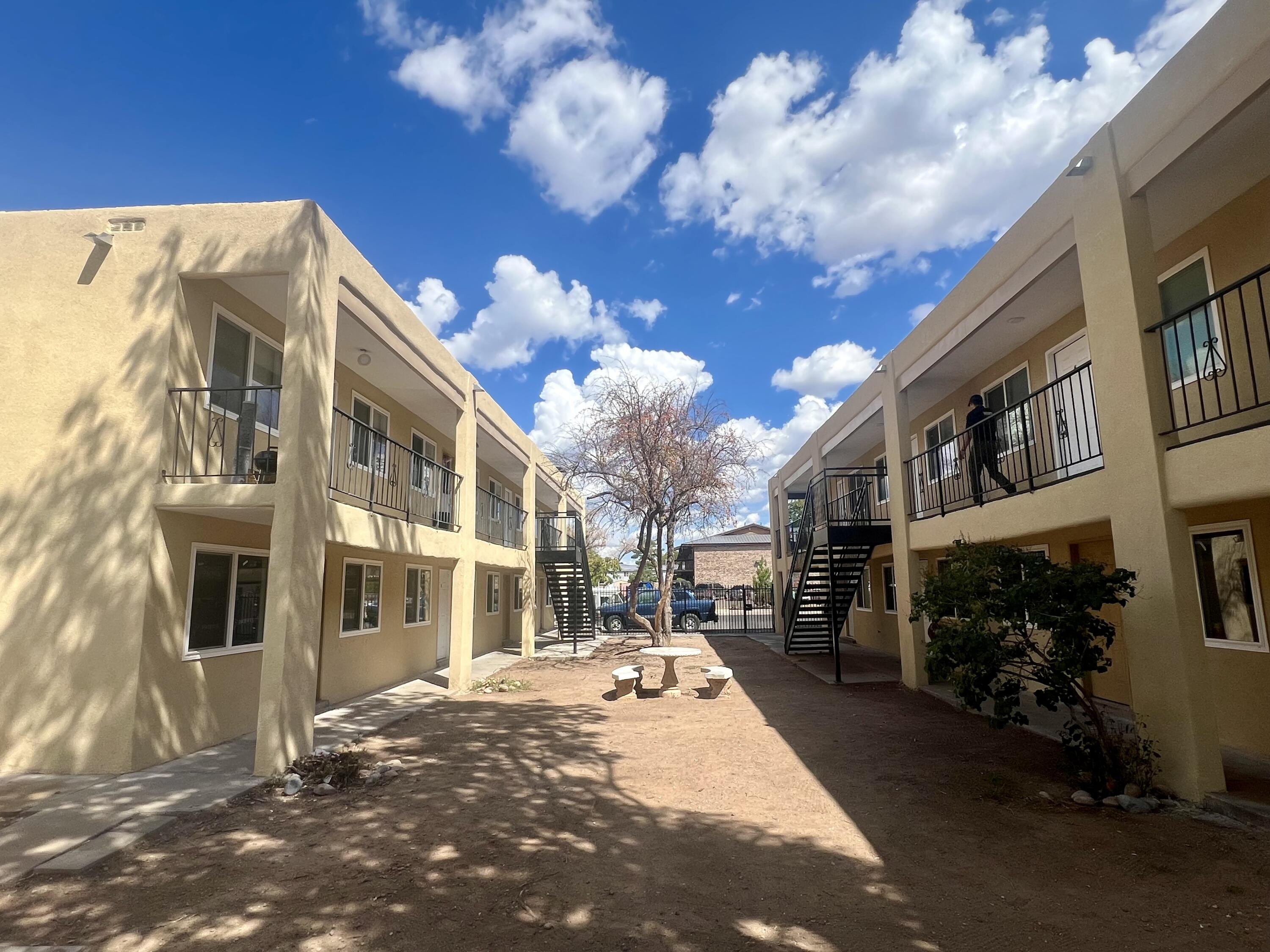 Photo 8 — 911 Alvarado Drive SE 4