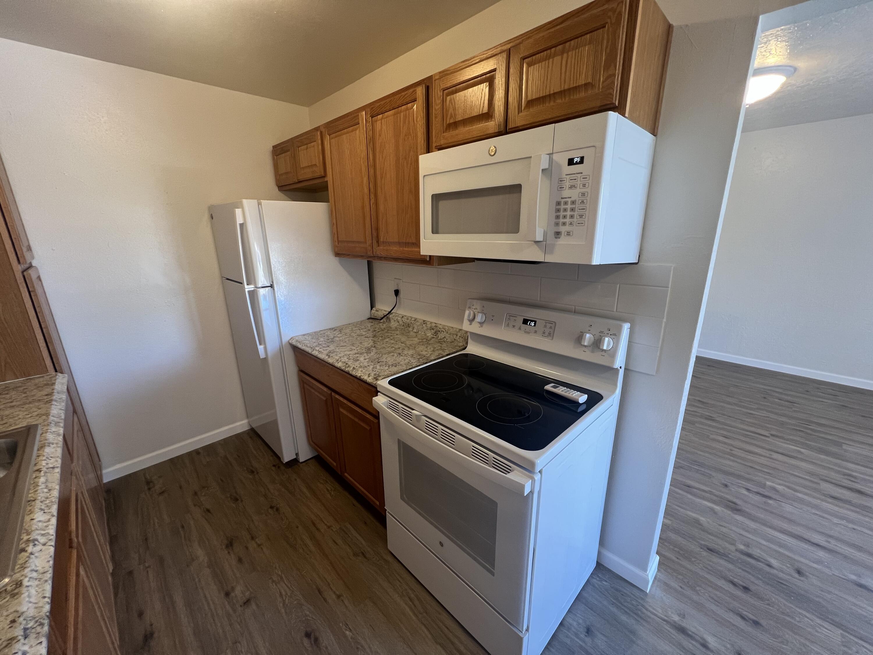 Photo 9 — 911 Alvarado Drive SE 4