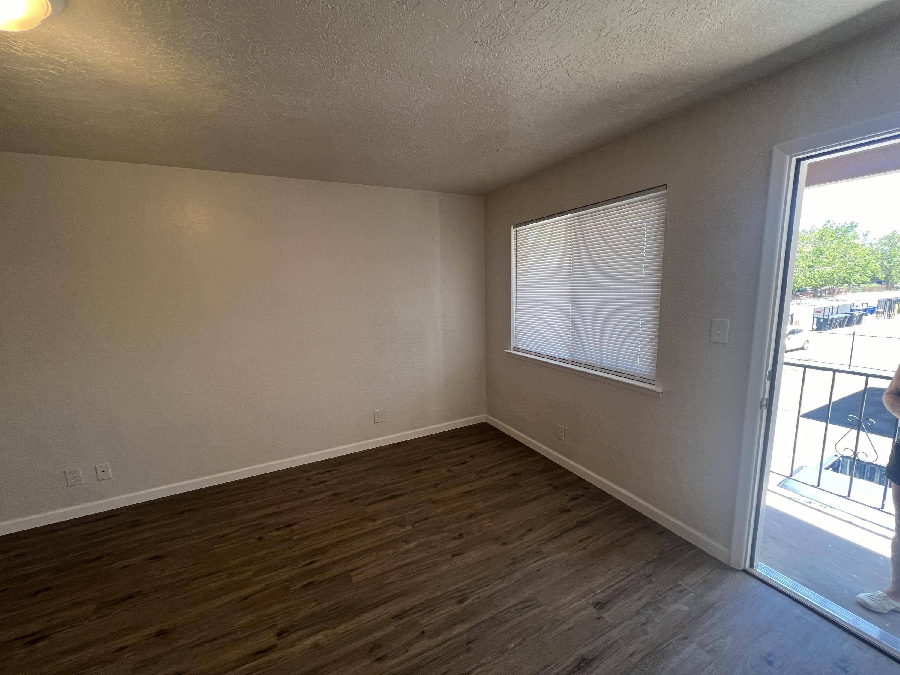 Photo 12 — 911 Alvarado Drive SE 4