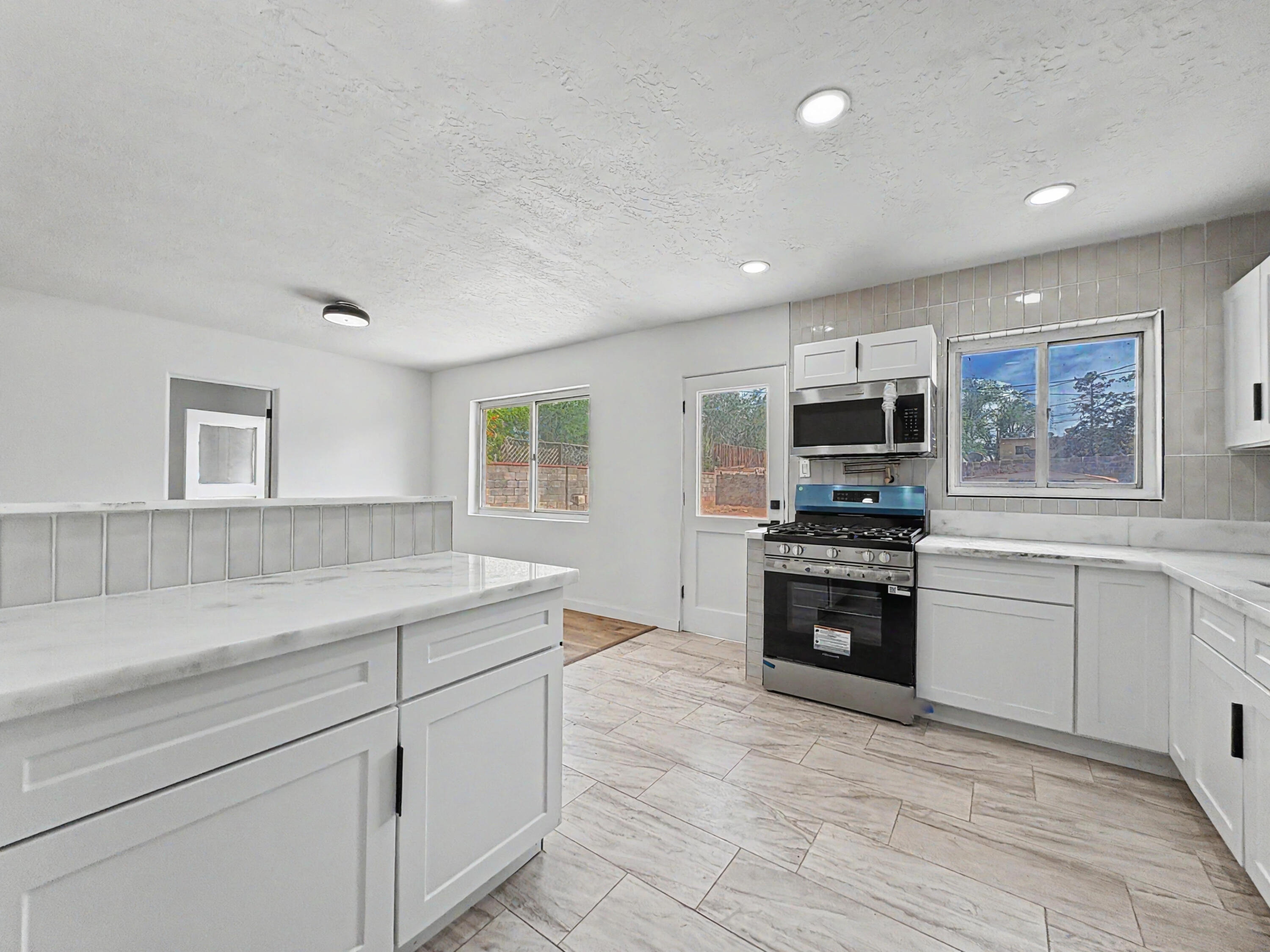 Photo 19 — 5606 Hannett Avenue NE