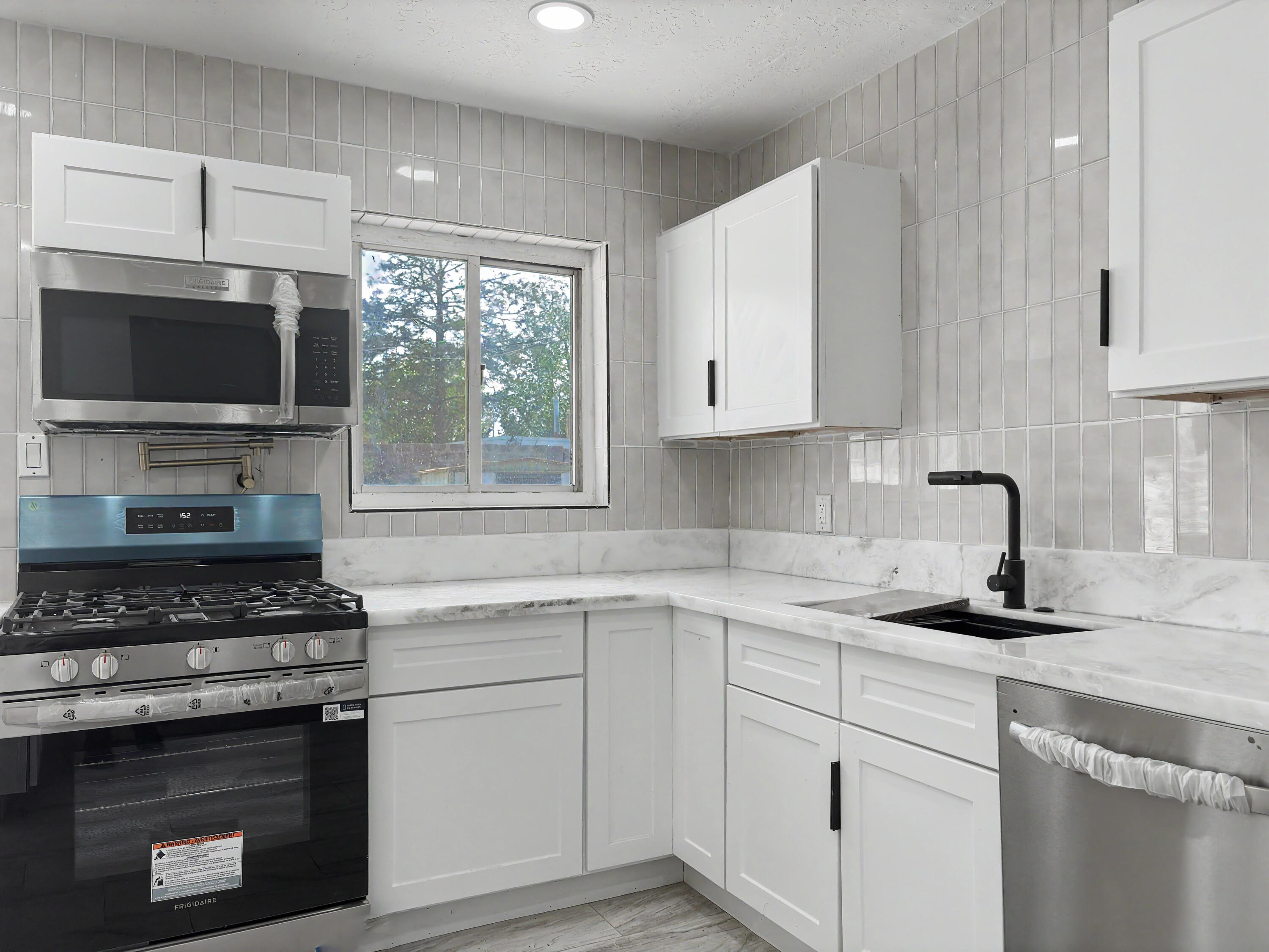 Photo 20 — 5606 Hannett Avenue NE