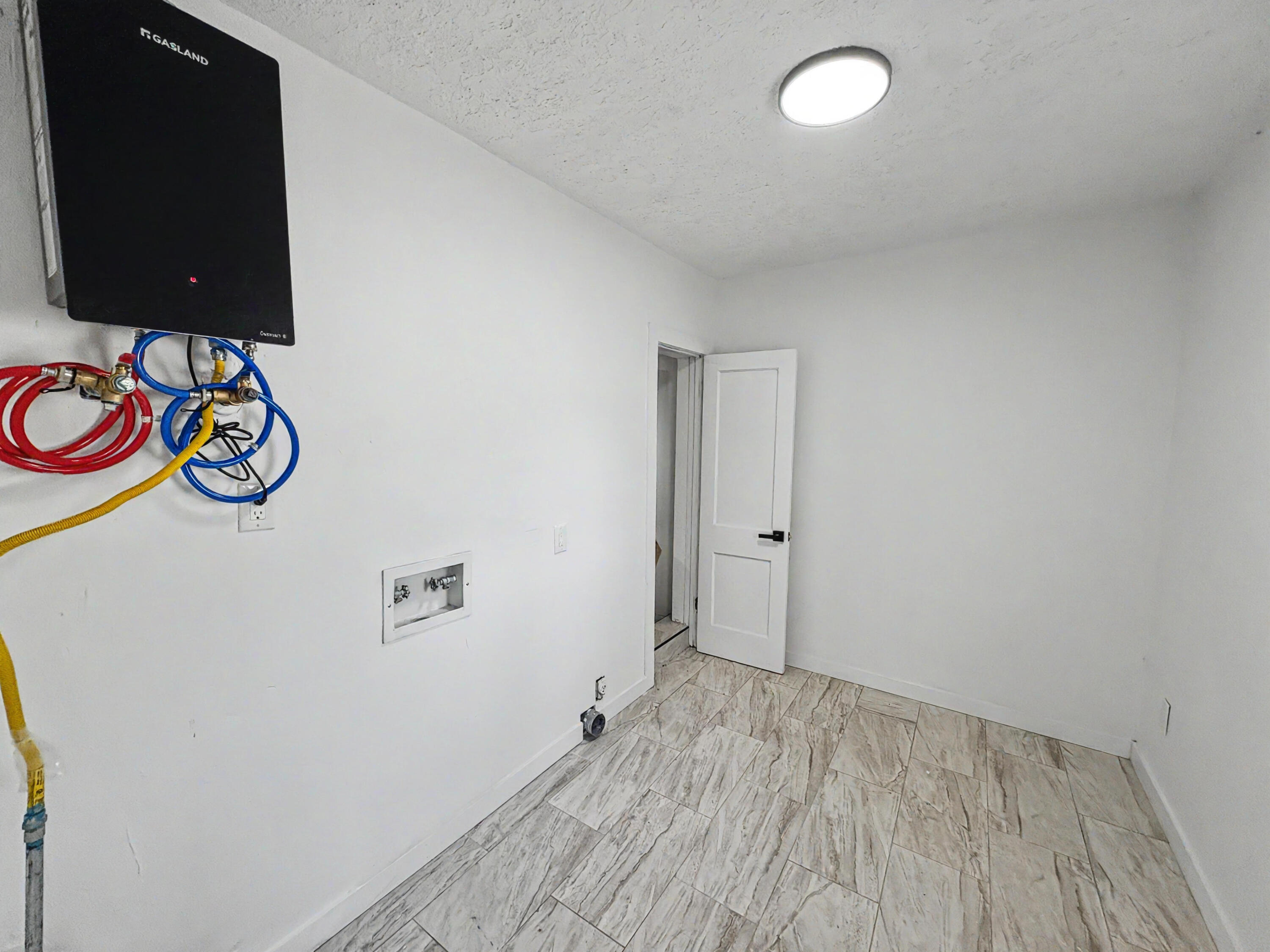 Photo 4 — 5606 Hannett Avenue NE