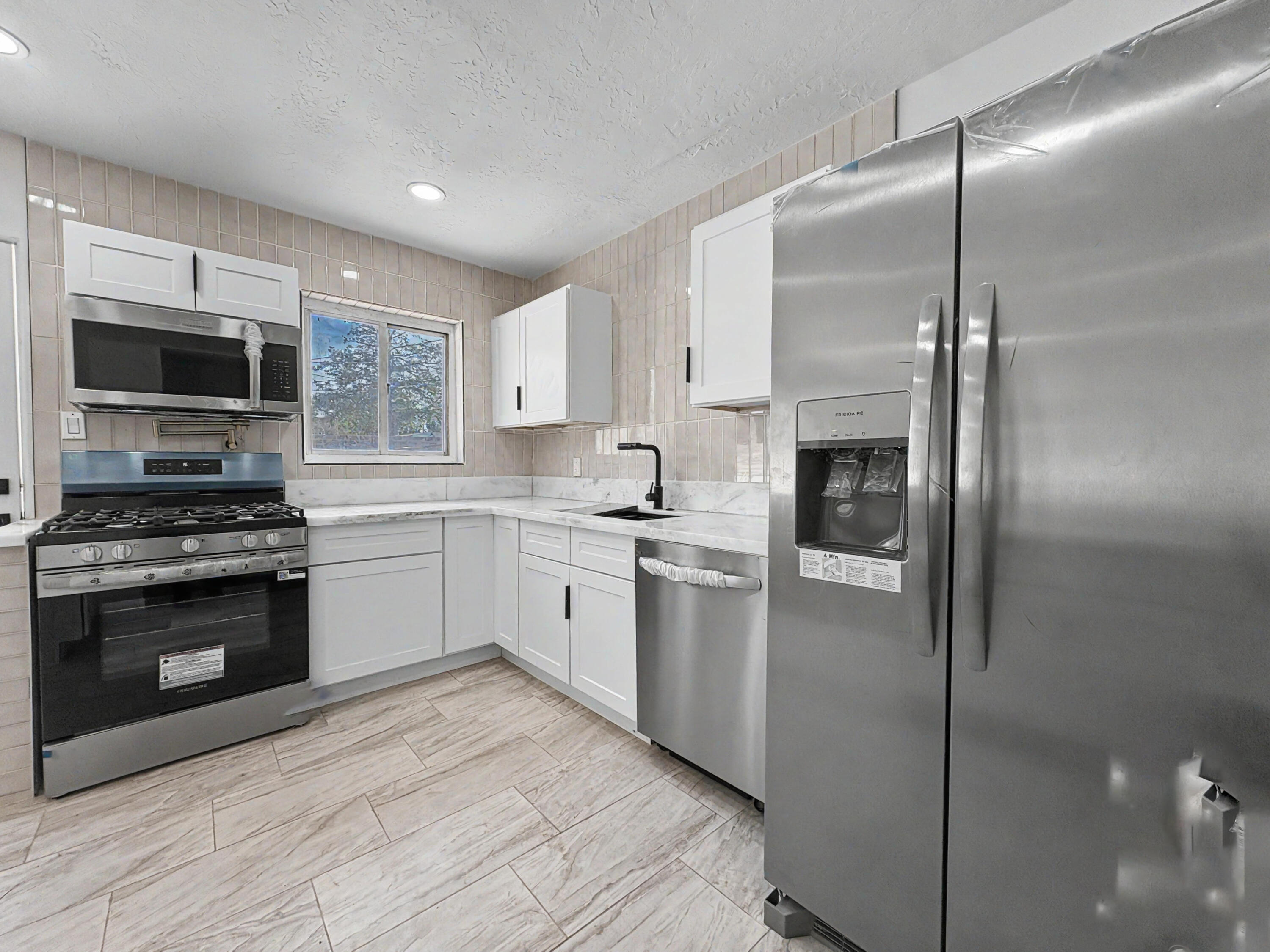 Photo 18 — 5606 Hannett Avenue NE