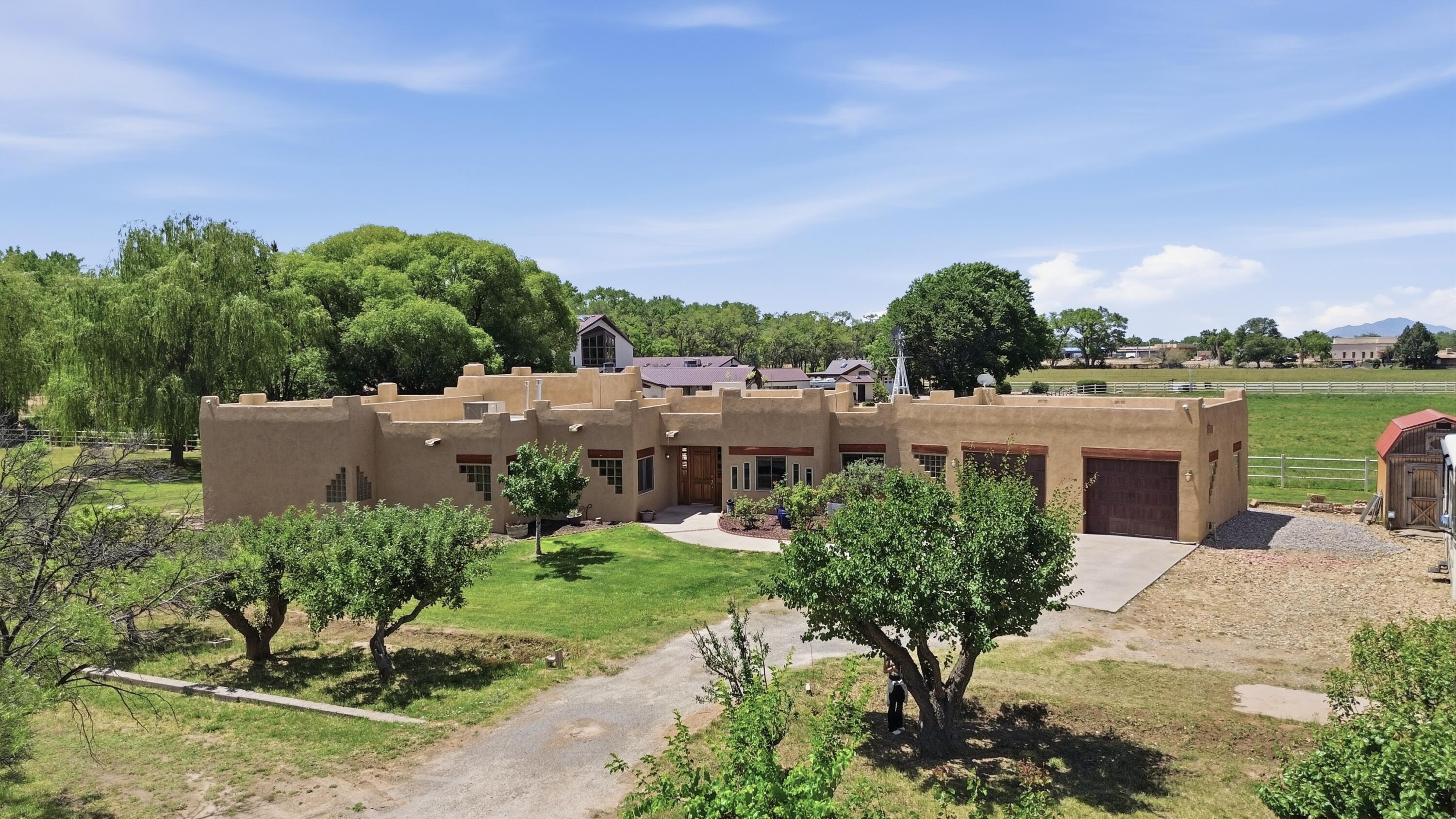 458 Calle De Wences, Los Lunas, NM 87031
