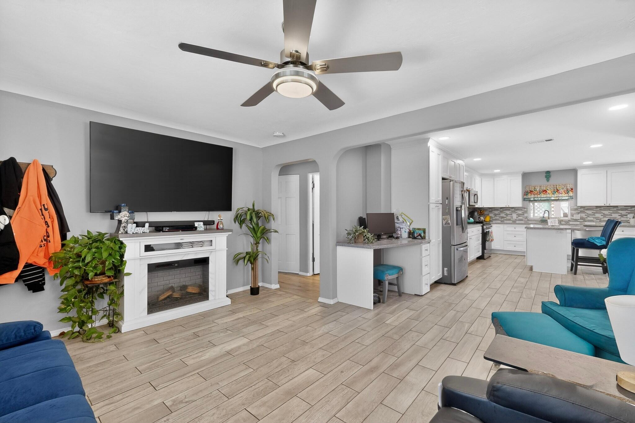 Photo 9 — 413 Arbor Place NE