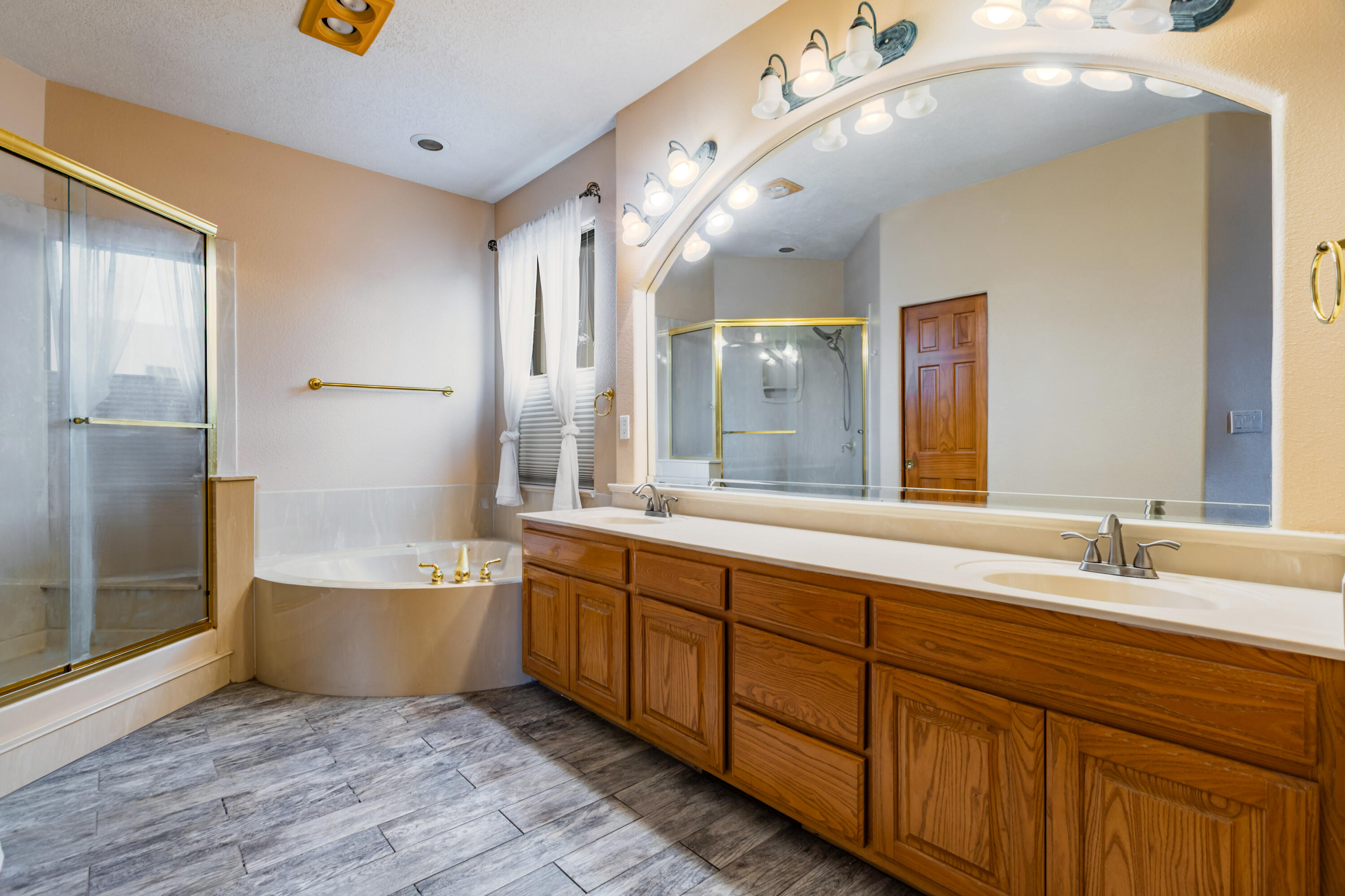 Photo 5 — 9005 Corona Avenue NE