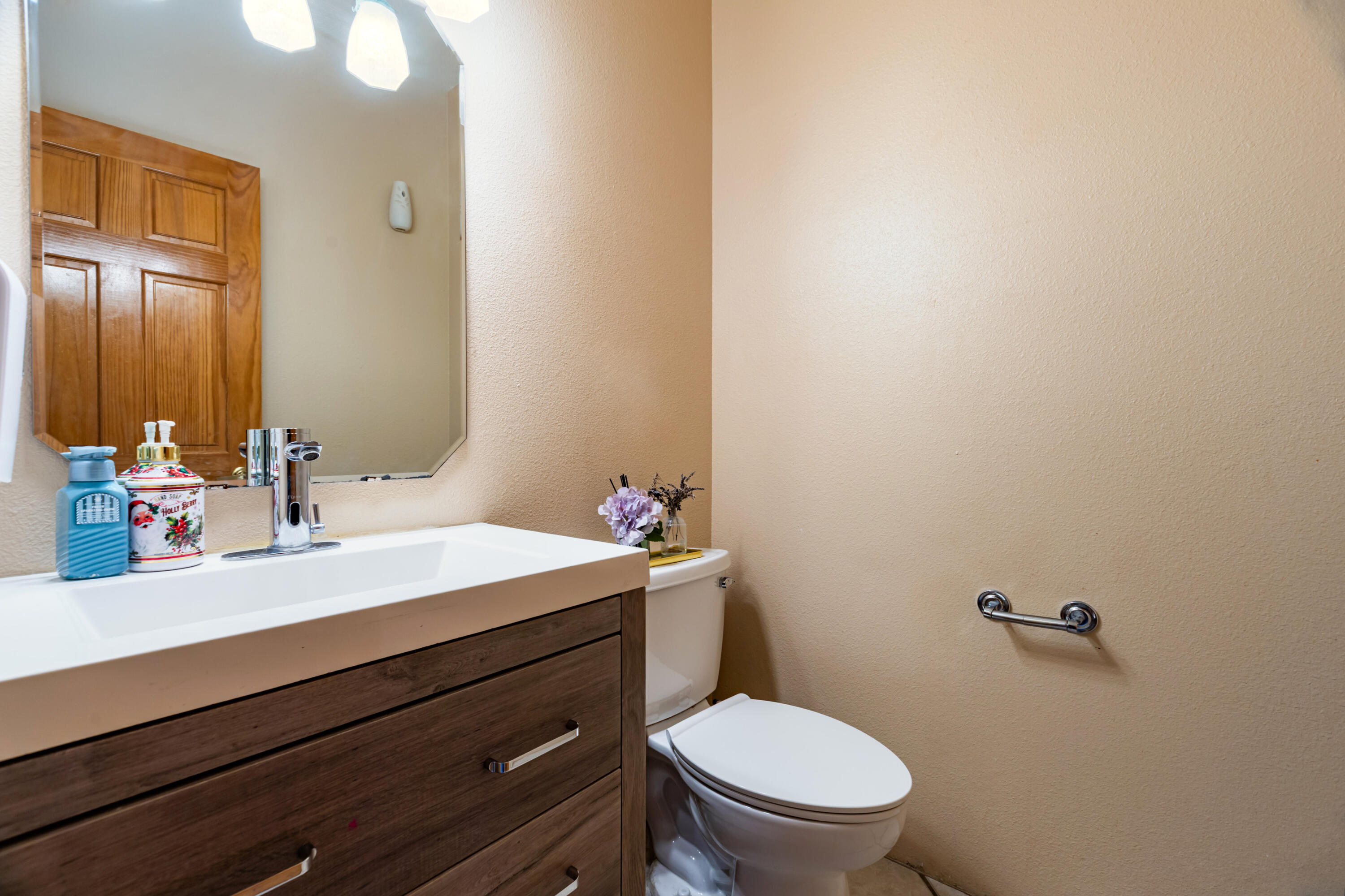 Photo 15 — 9005 Corona Avenue NE