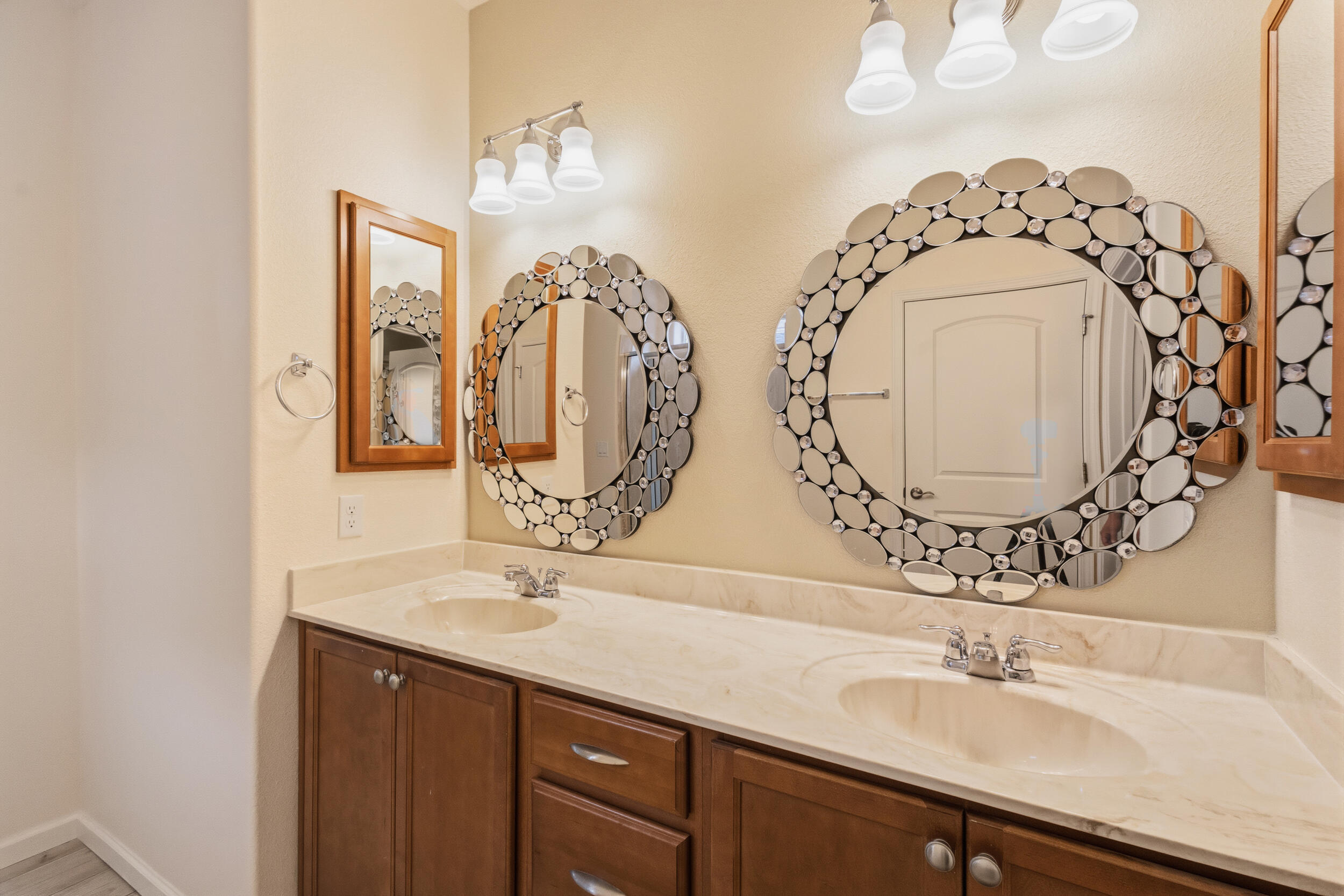 Photo 9 — 9340 Bear Lake Way NW