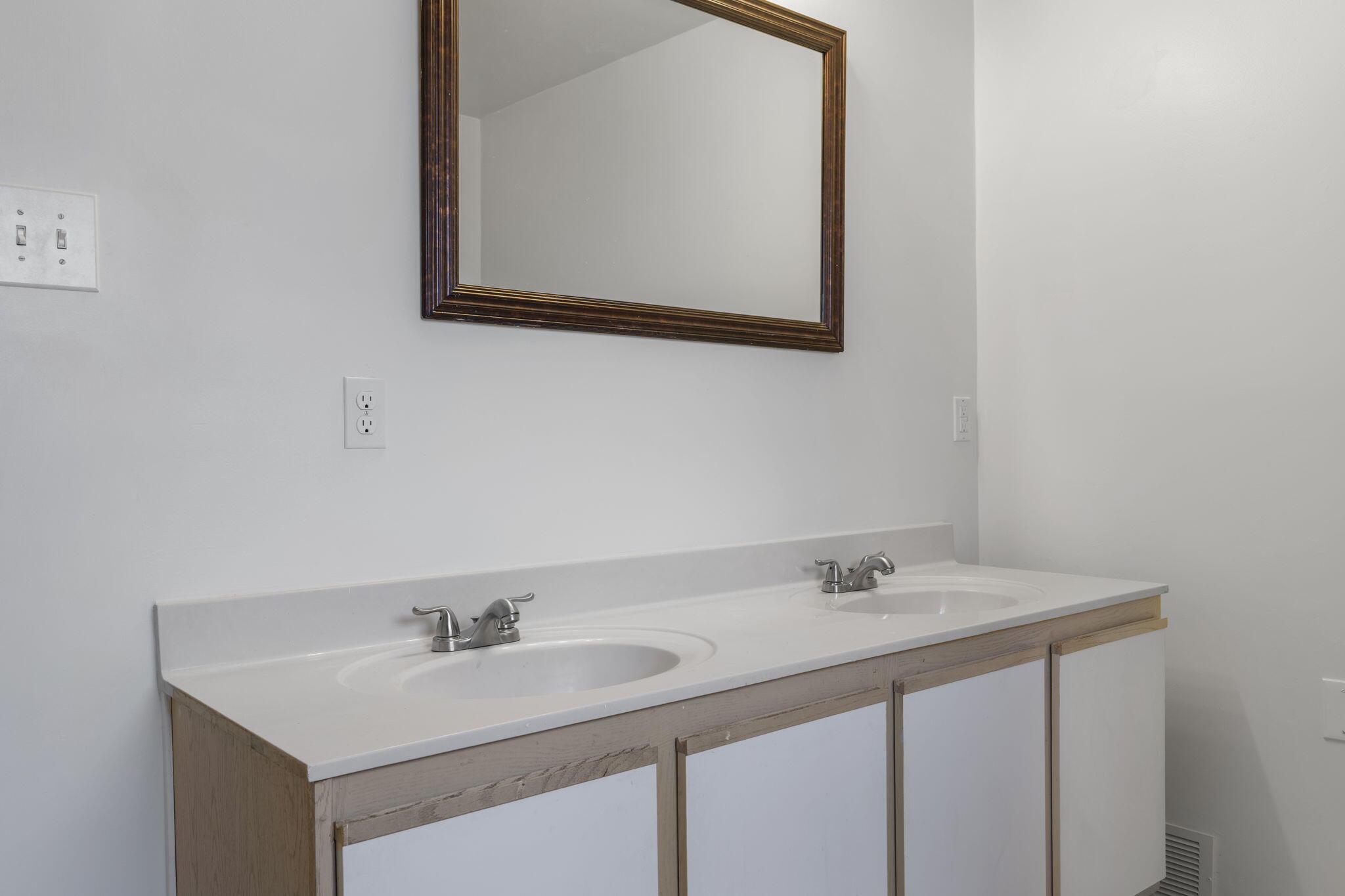 Photo 11 — 1704 Cornell Drive SE