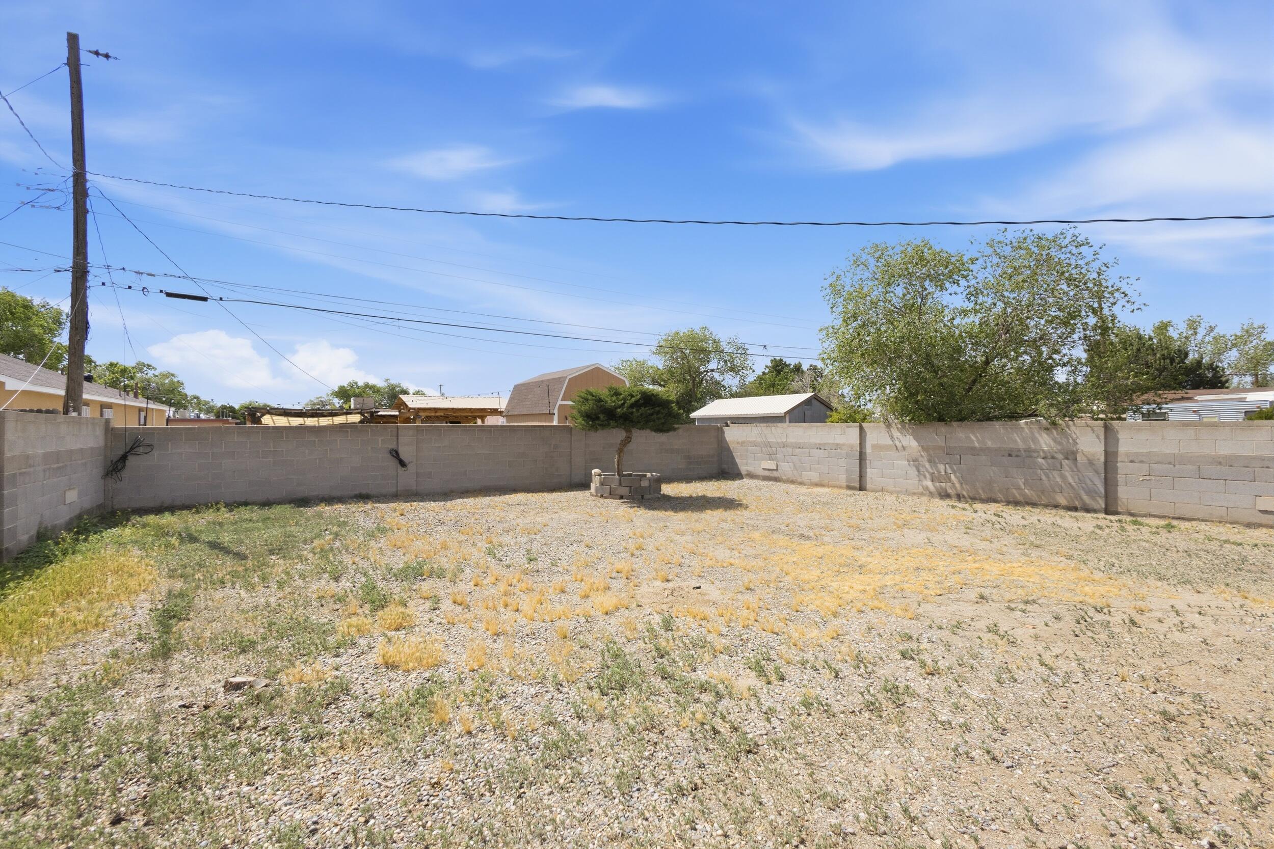 Photo 4 — 633 Espanola Street SE