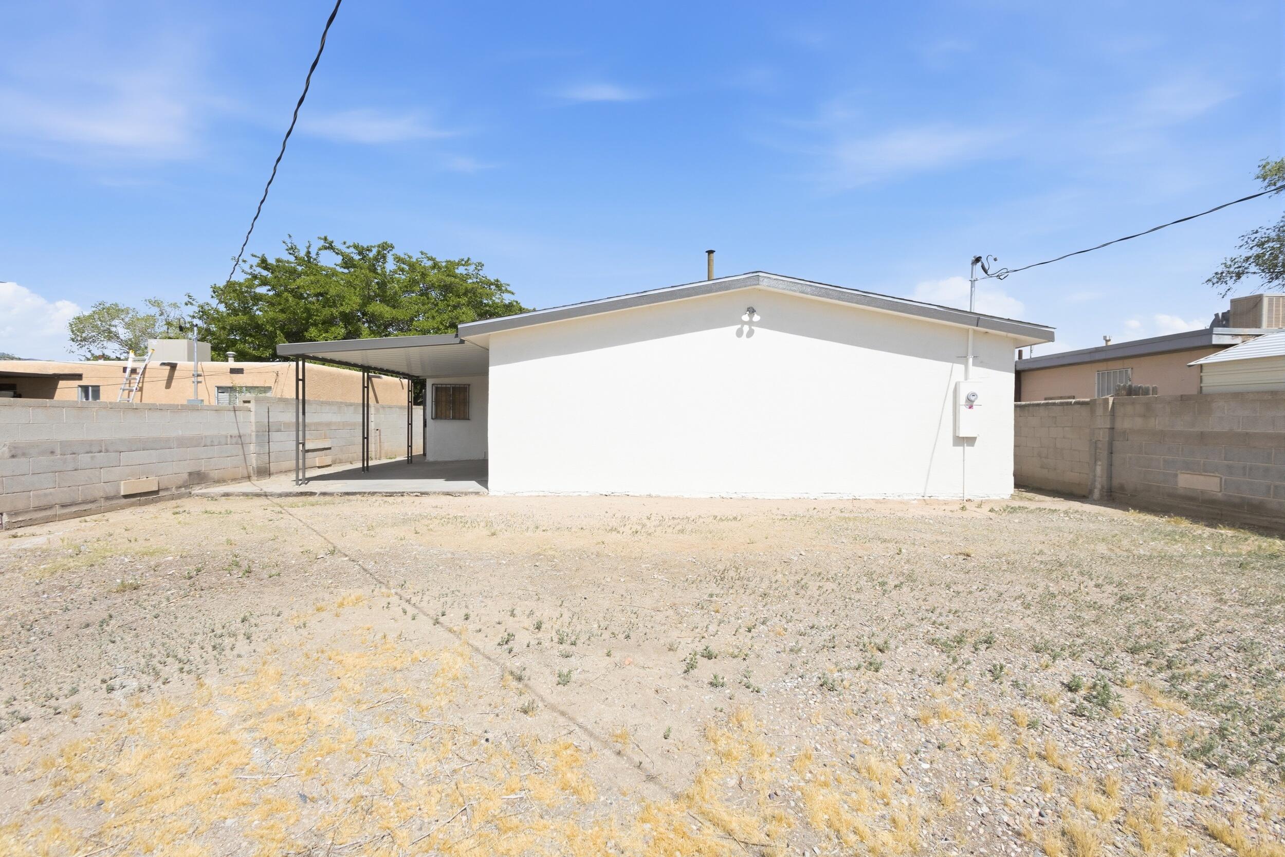 Photo 3 — 633 Espanola Street SE