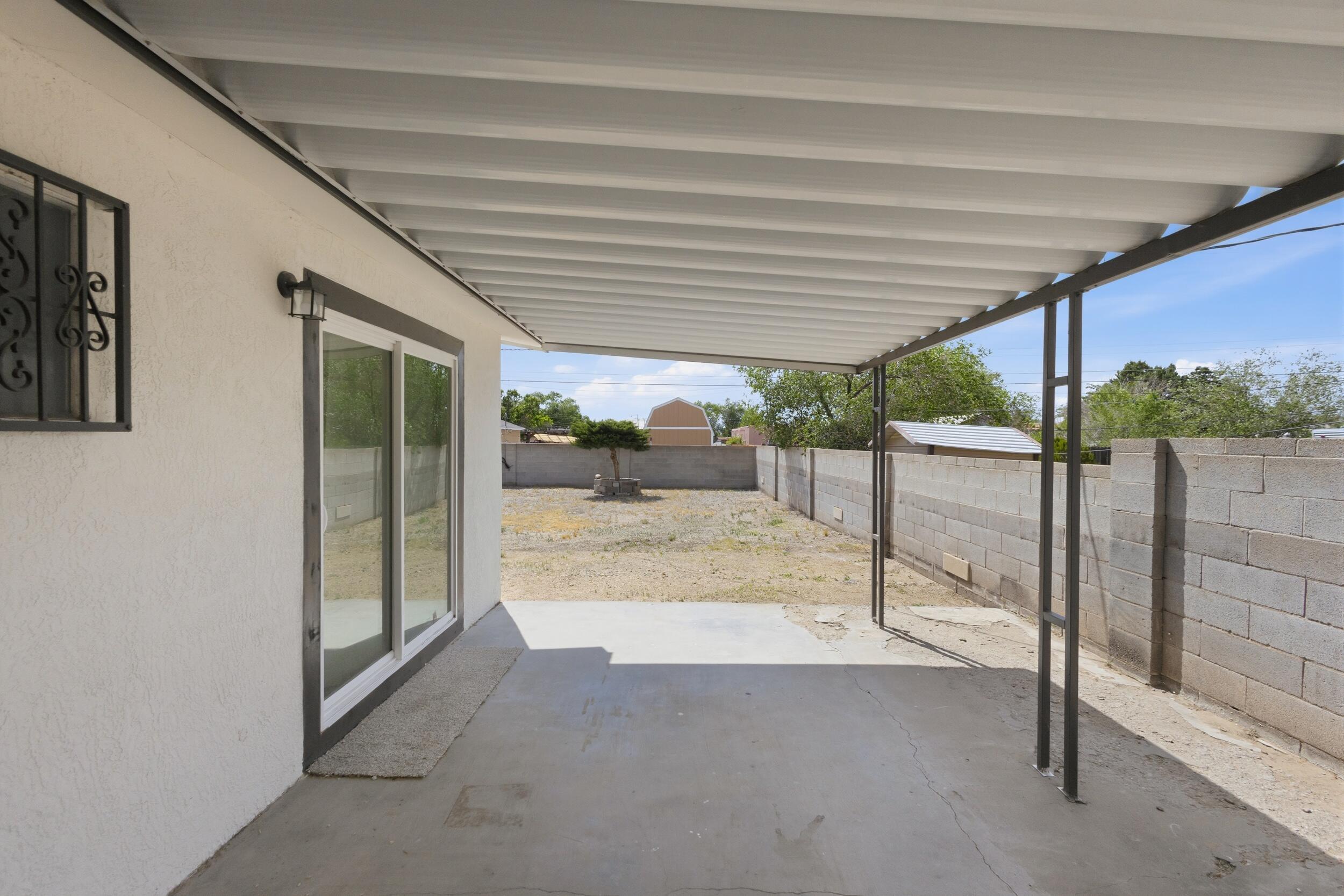 Photo 2 — 633 Espanola Street SE