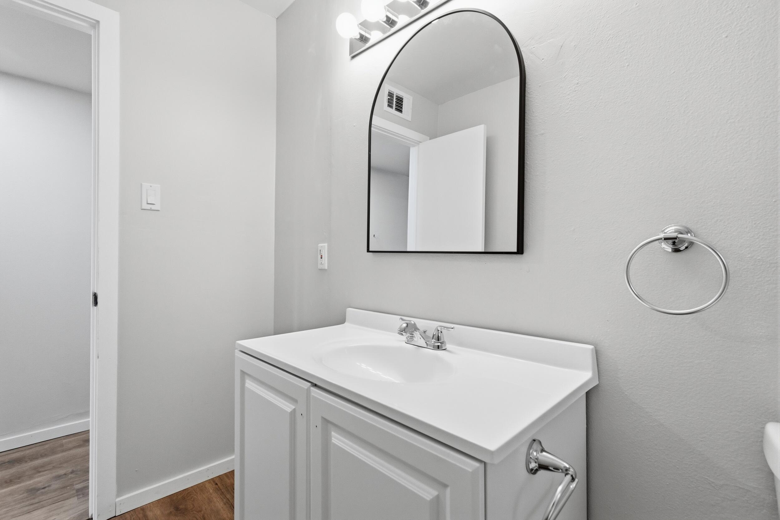 Photo 18 — 633 Espanola Street SE