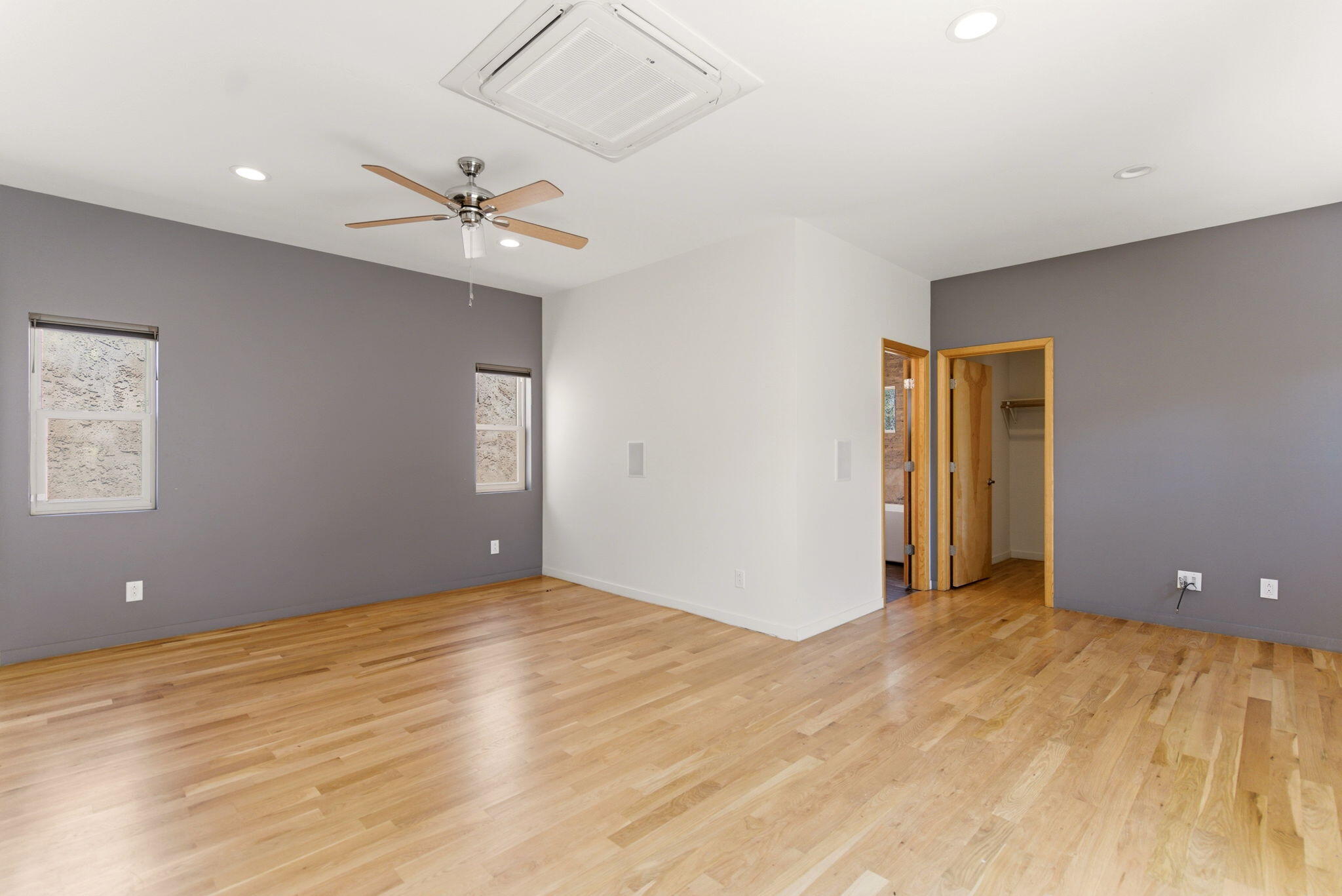 Photo 18 — 420 Aliso Drive NE