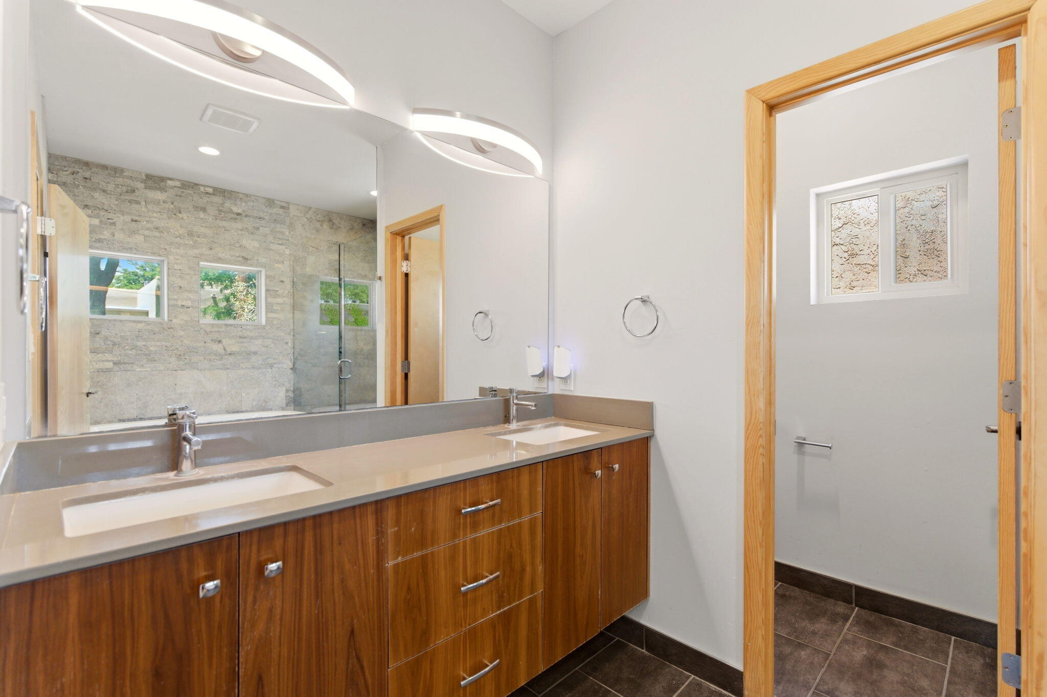 Photo 12 — 420 Aliso Drive NE