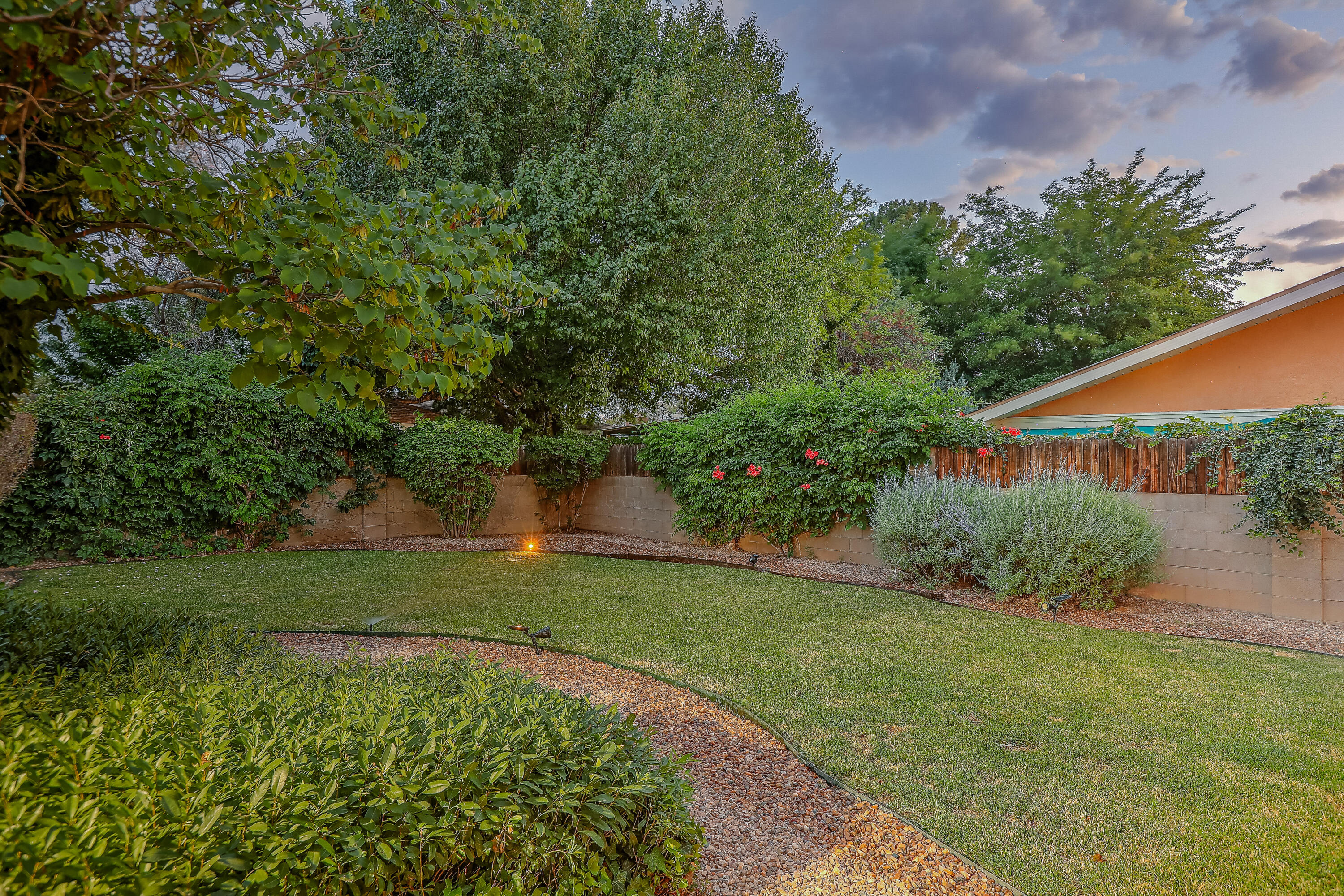 Photo 18 — 6608 Arroyo Del Oso Avenue NE