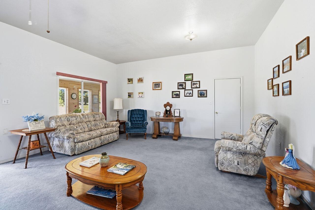 Photo 7 — 636 N Cedardale Avenue