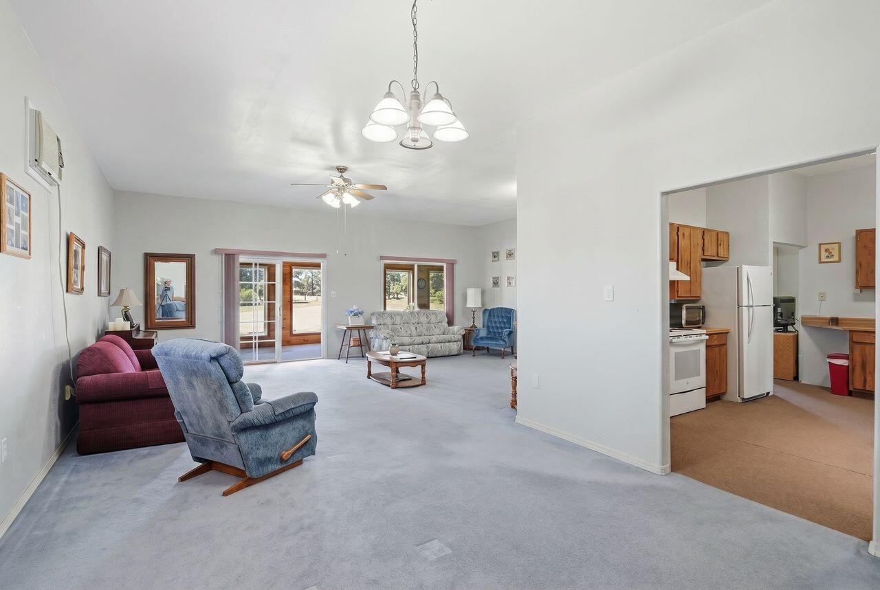 Photo 10 — 636 N Cedardale Avenue