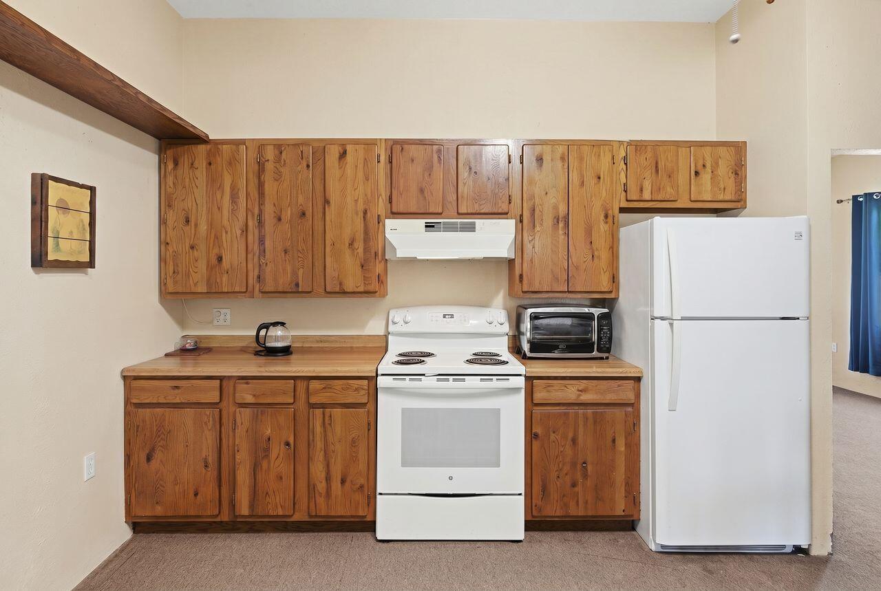 Photo 13 — 636 N Cedardale Avenue