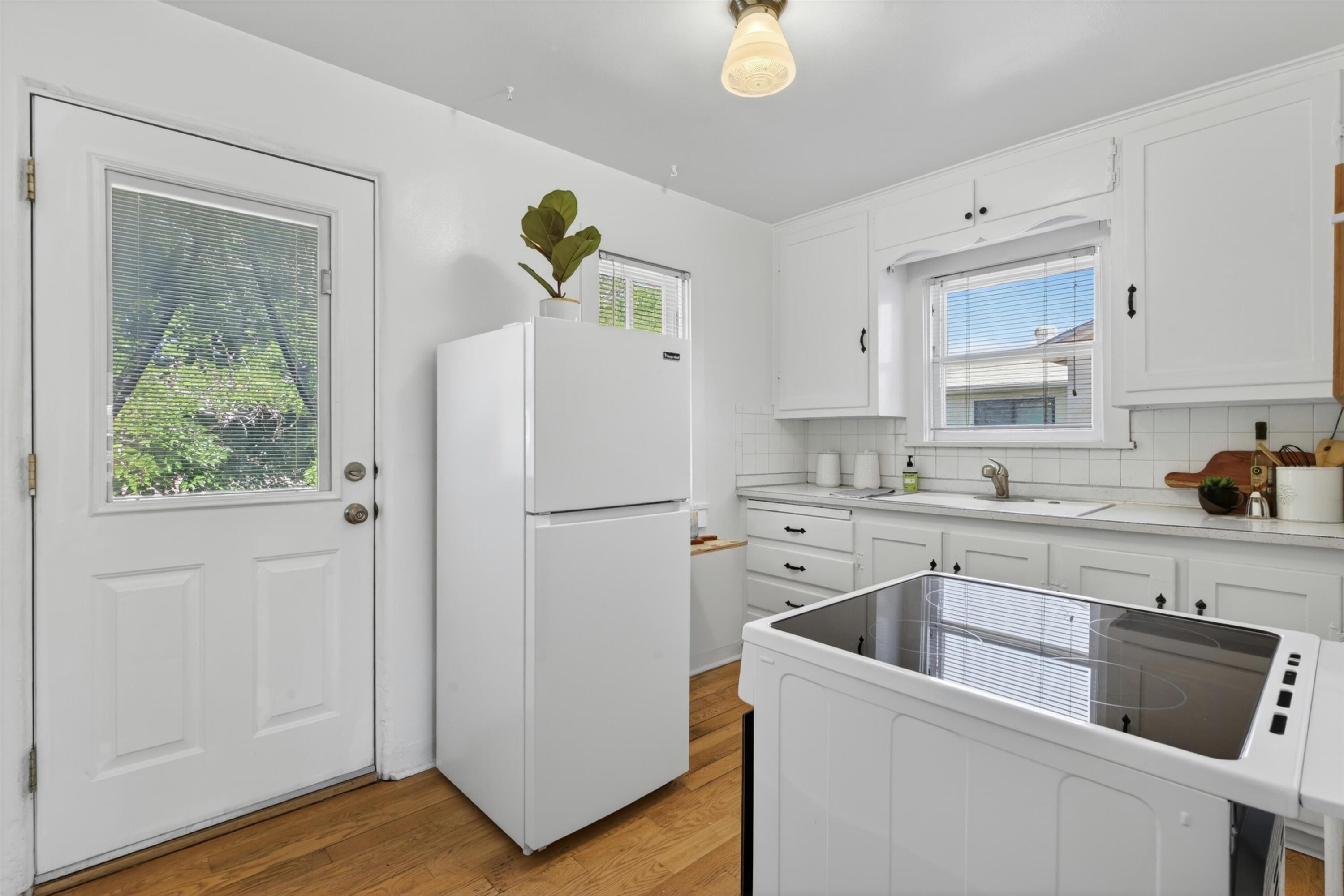 Photo 4 — 225 Morningside Drive NE