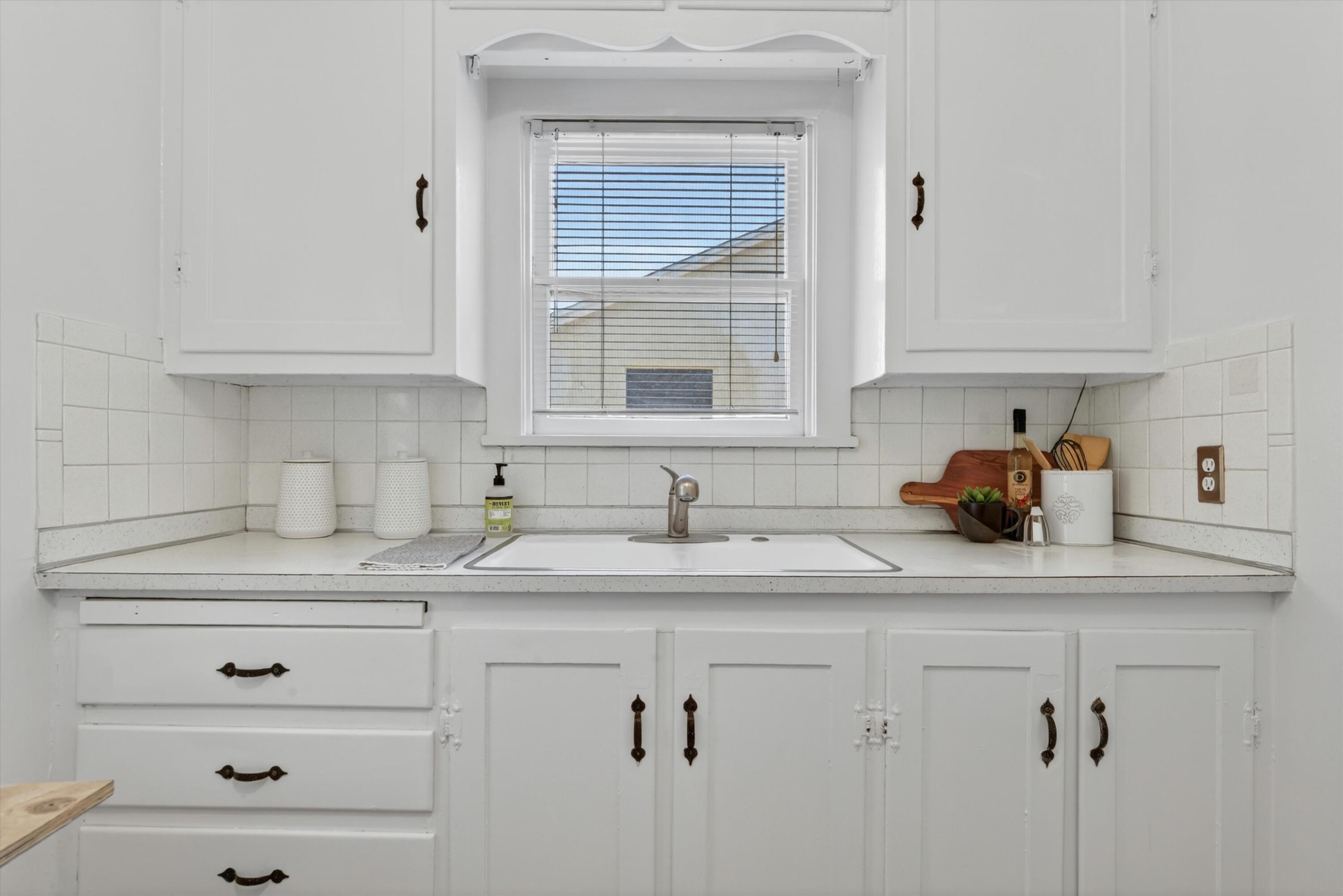 Photo 5 — 225 Morningside Drive NE