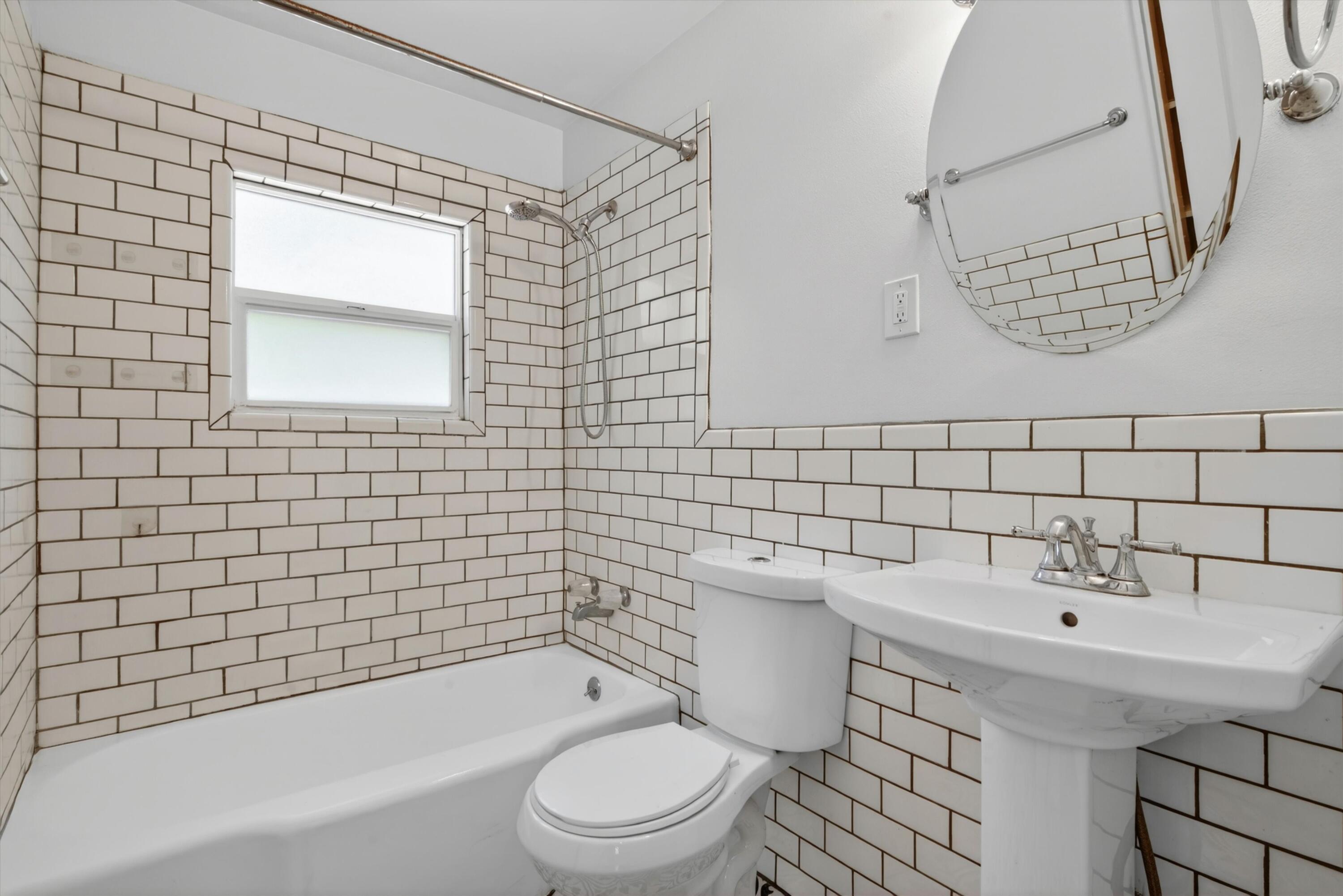 Photo 10 — 225 Morningside Drive NE