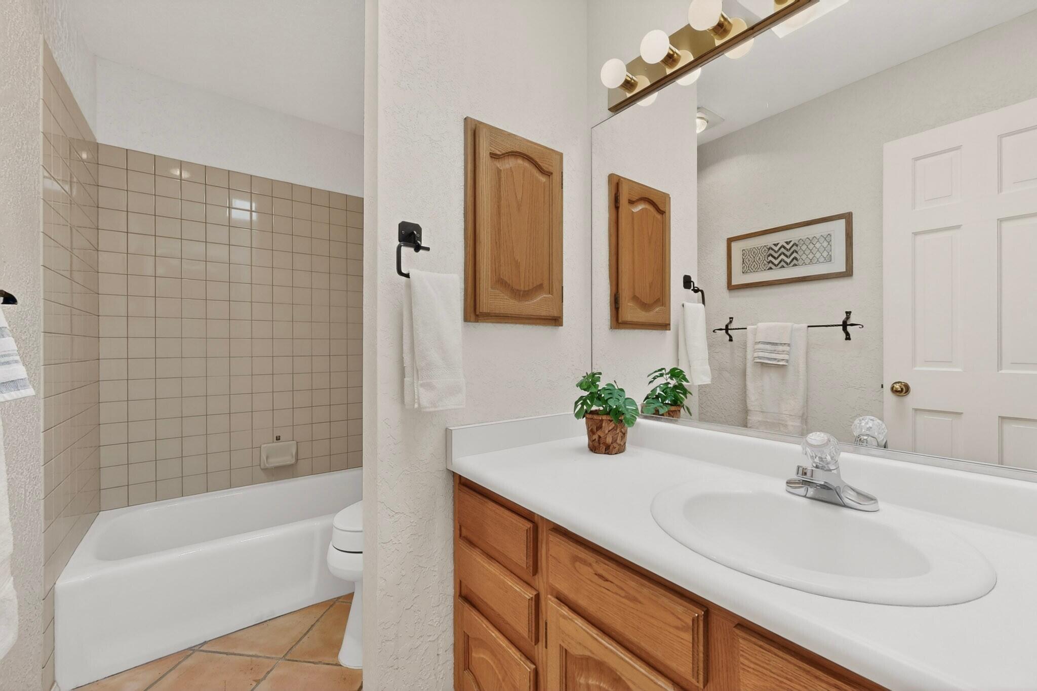 Photo 15 — 9504 San Rafael Avenue NE