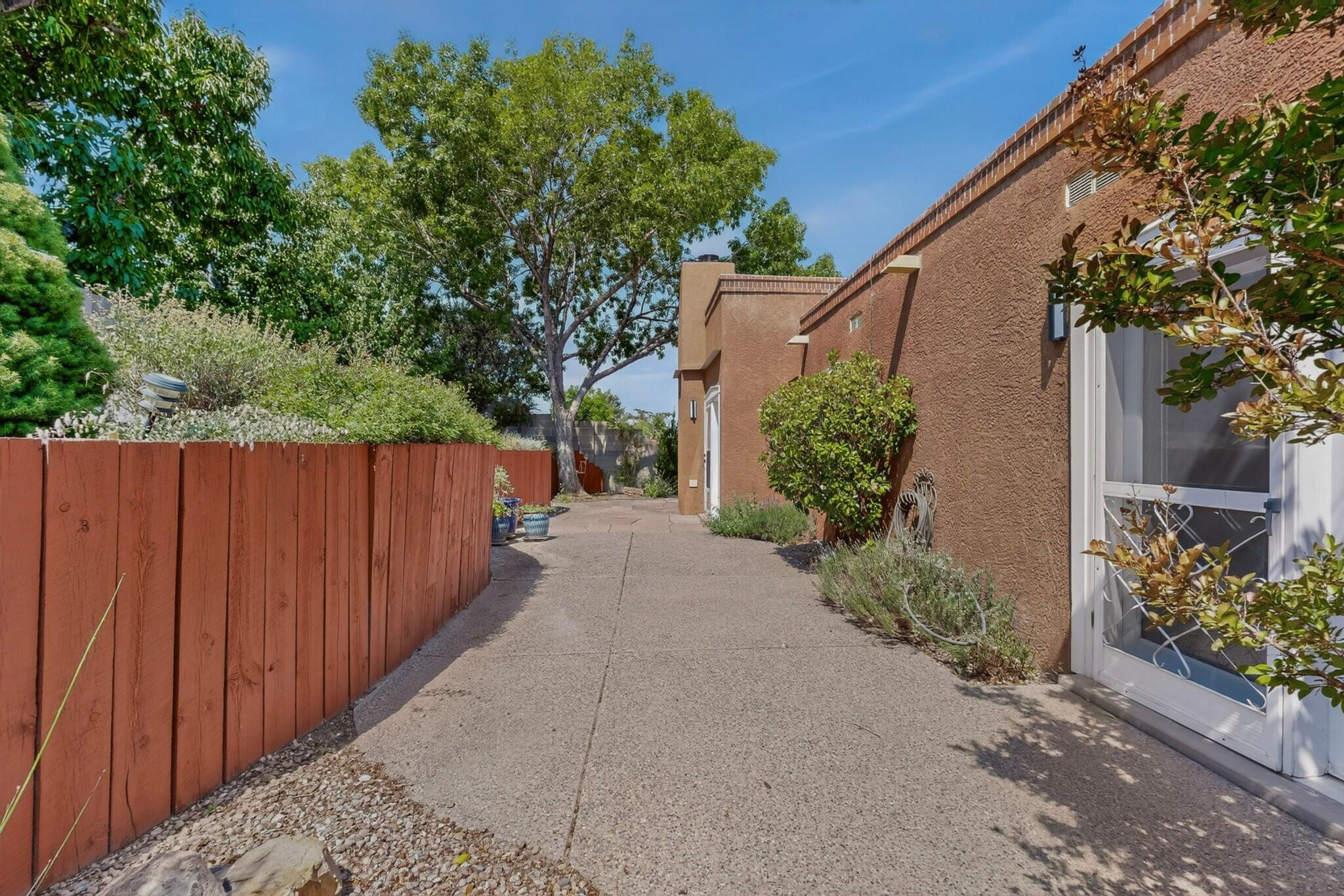 Photo 5 — 9504 San Rafael Avenue NE