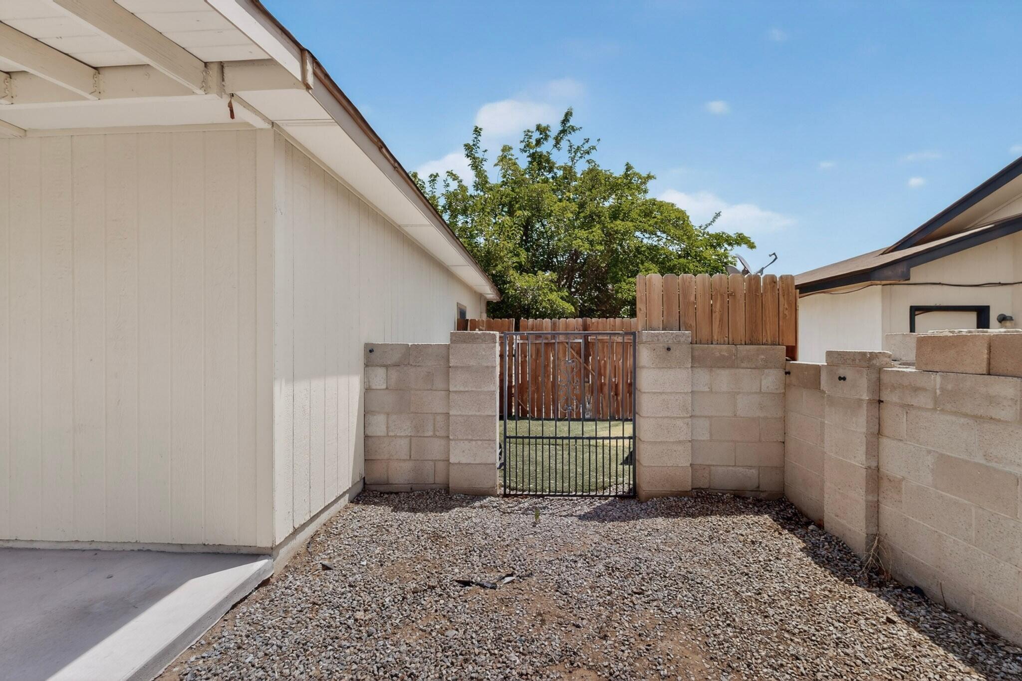 Photo 2 — 735 Stagecoach Road SE