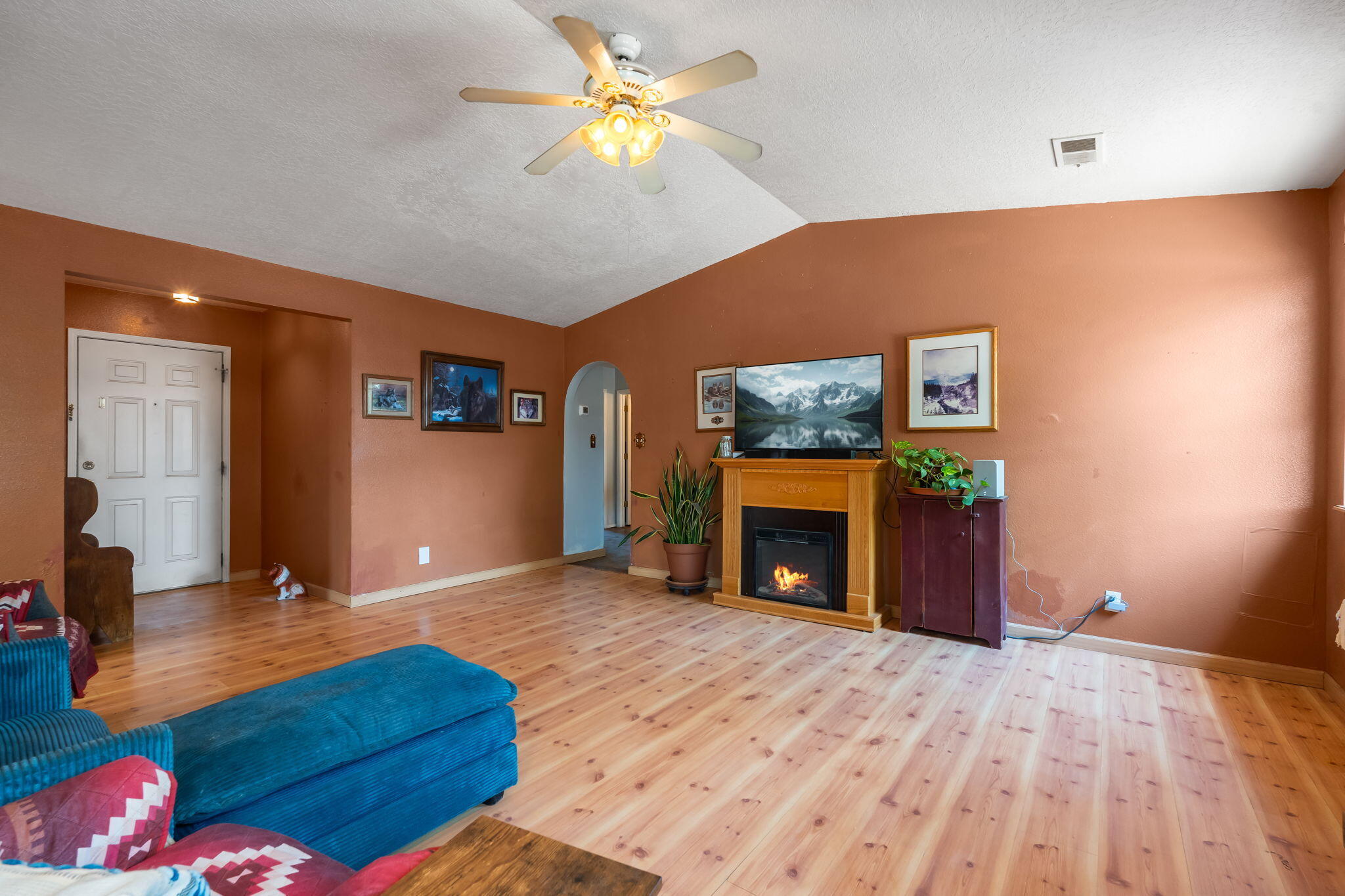 Photo 4 — 7541 Mackenzie Drive NE