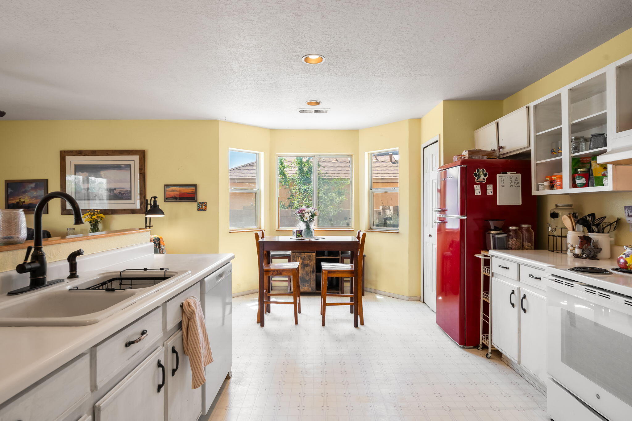 Photo 5 — 7541 Mackenzie Drive NE