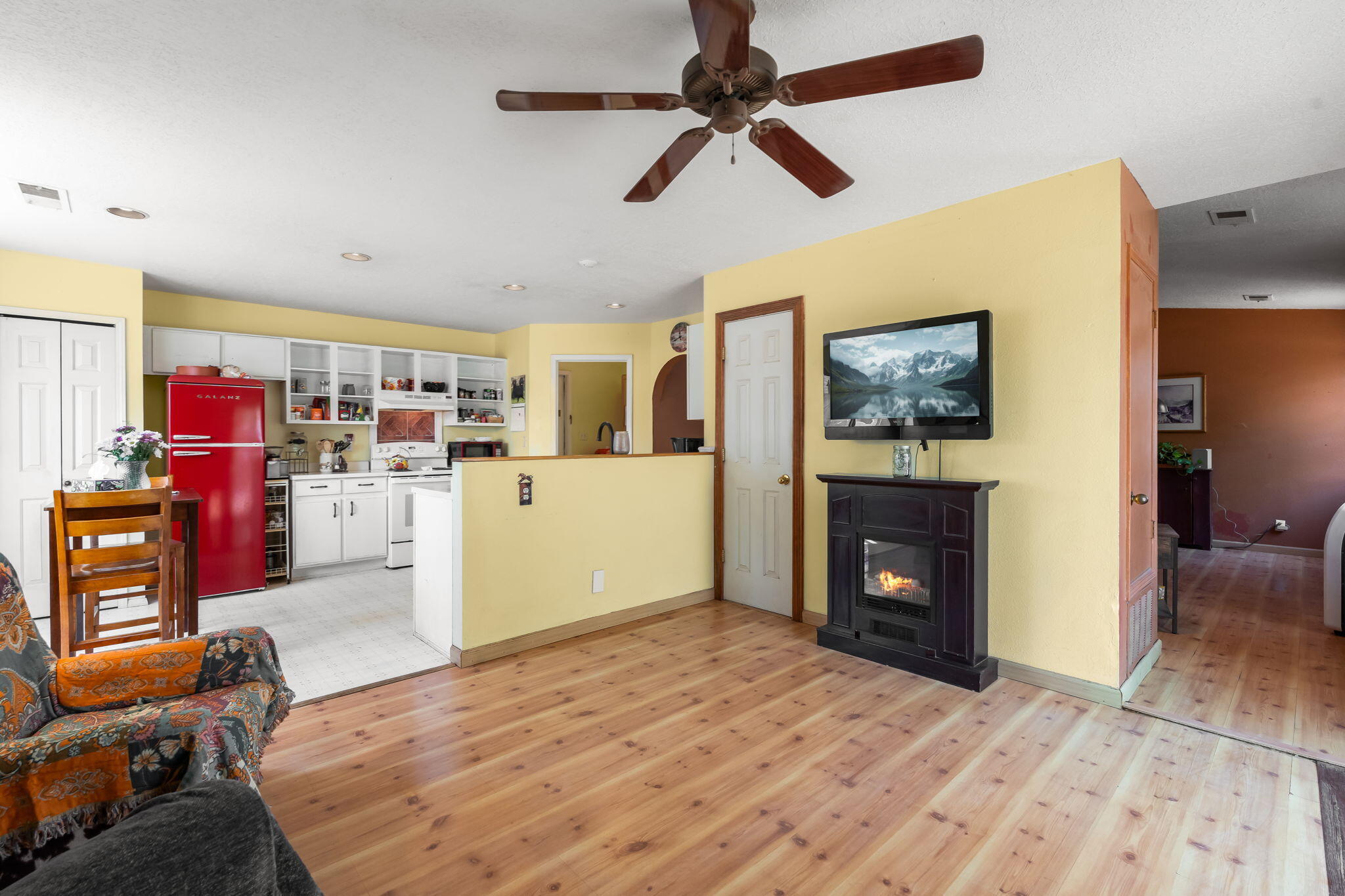 Photo 13 — 7541 Mackenzie Drive NE