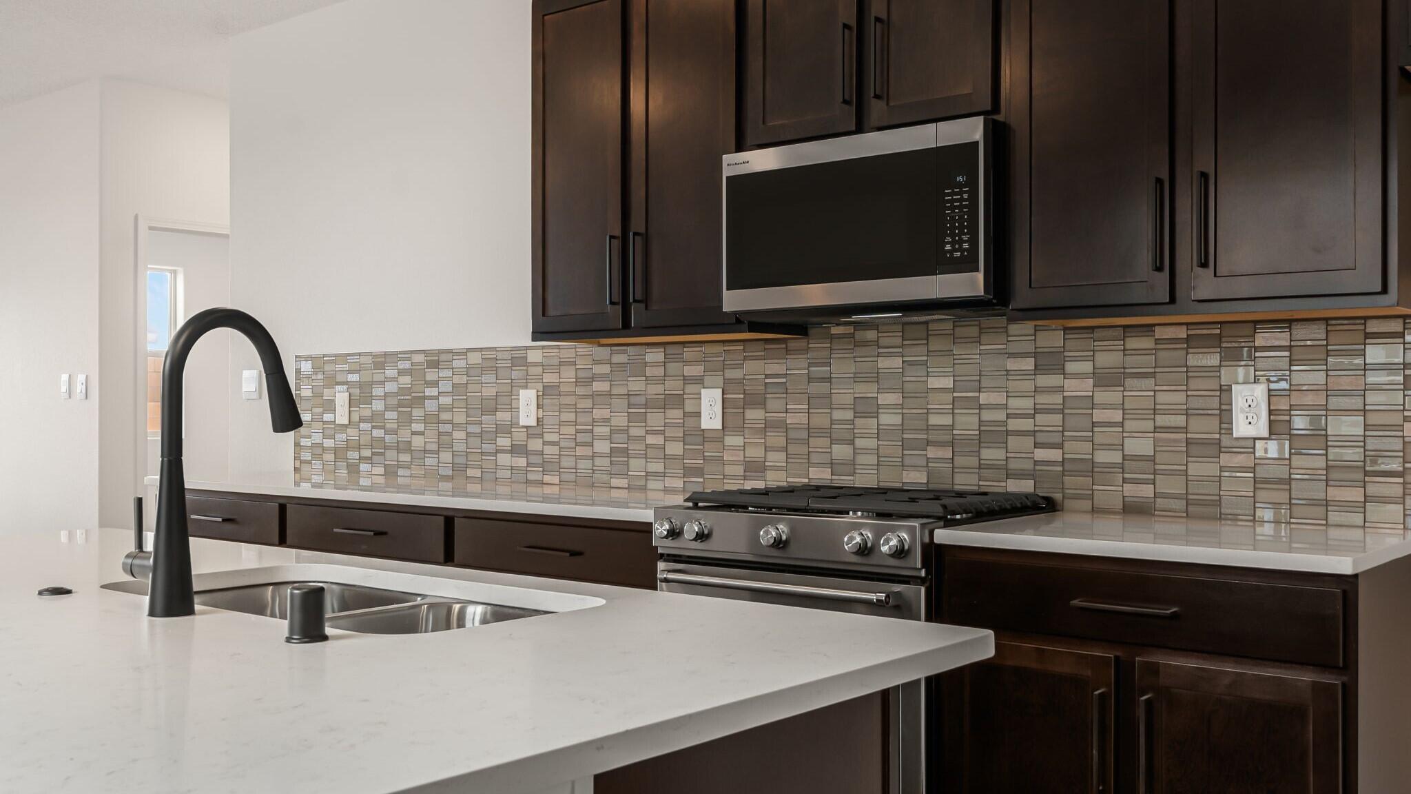 Photo 2 — 3360 Dijamant Loop SE