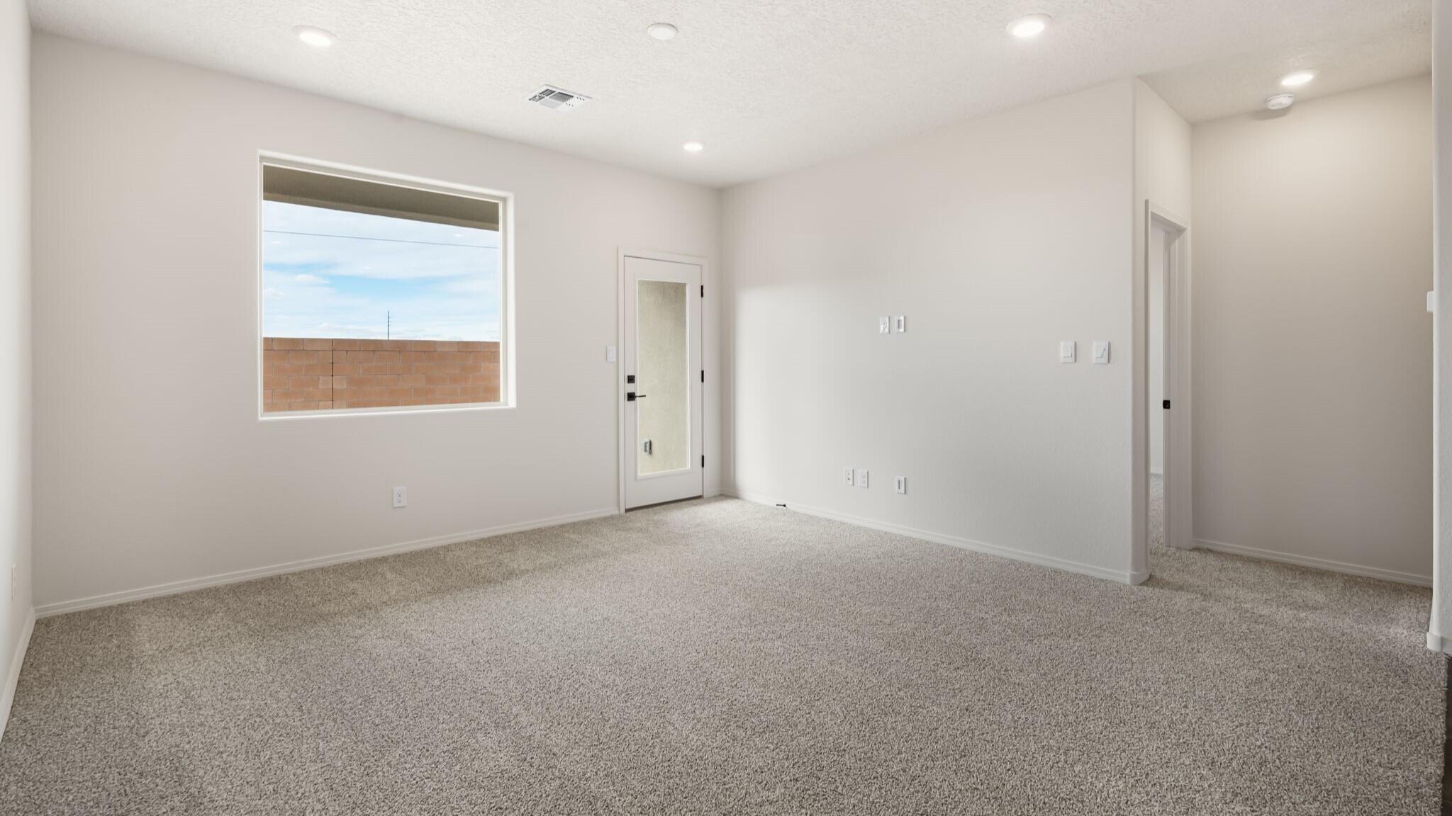 Photo 3 — 3360 Dijamant Loop SE