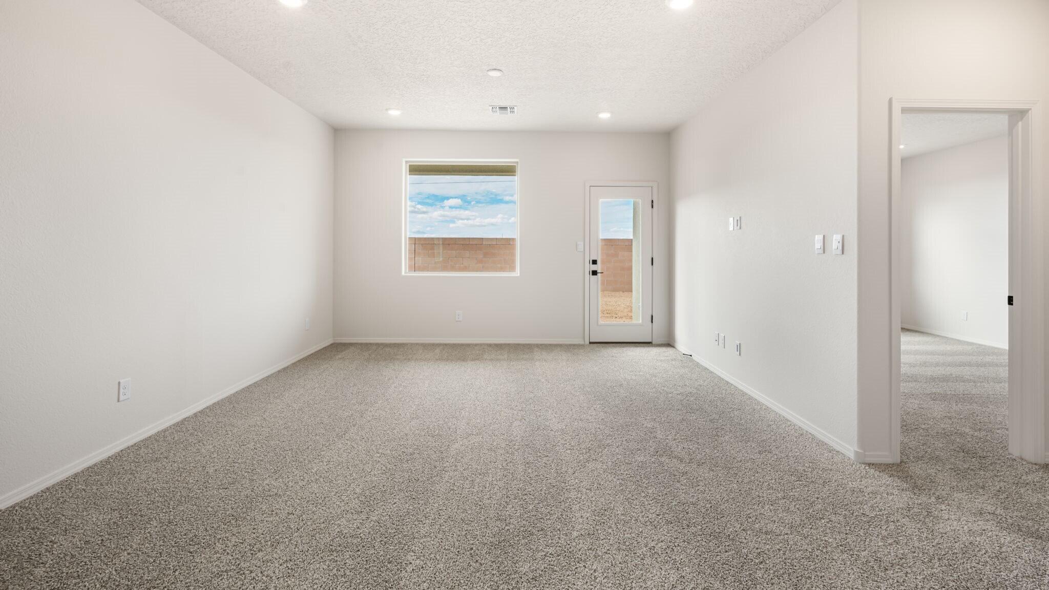 Photo 4 — 3360 Dijamant Loop SE