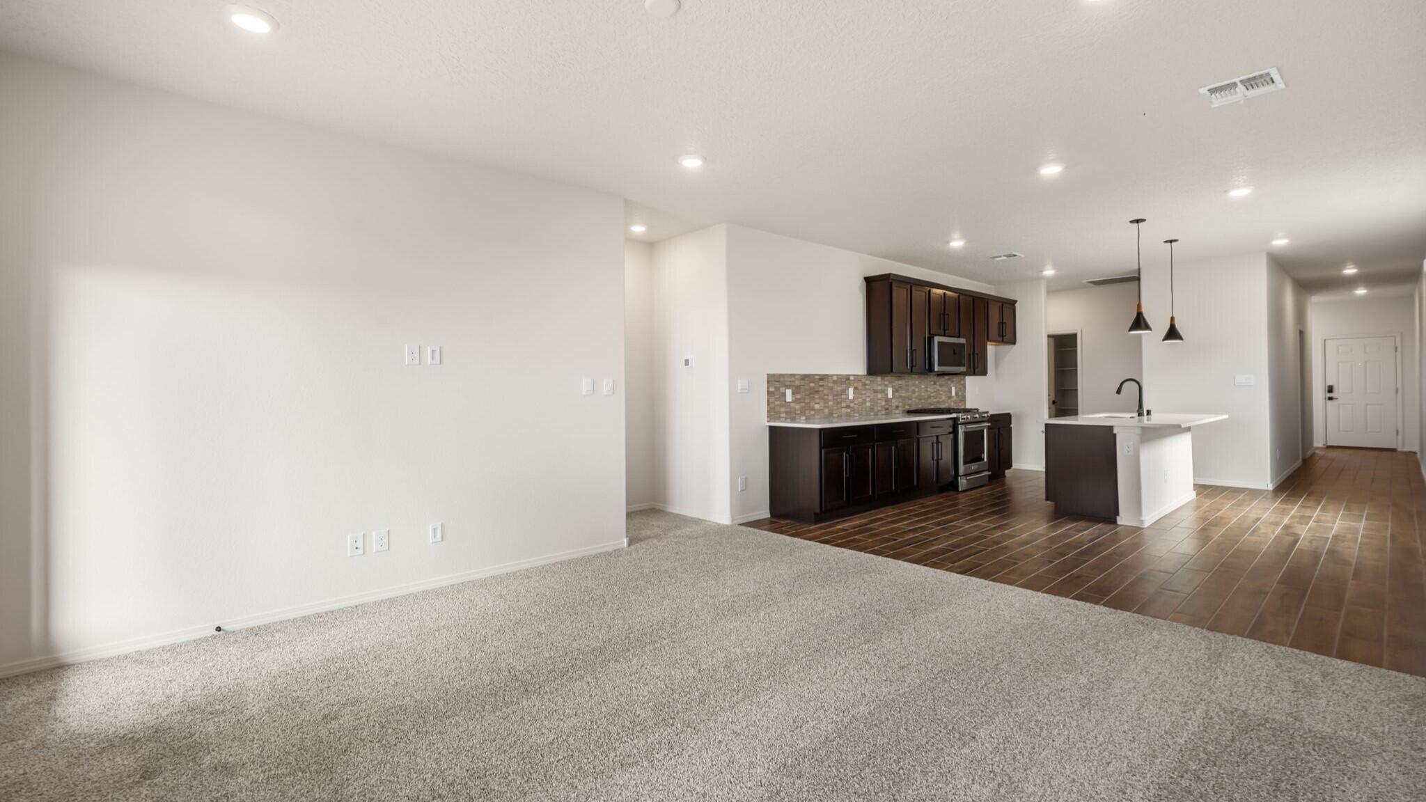 Photo 5 — 3360 Dijamant Loop SE
