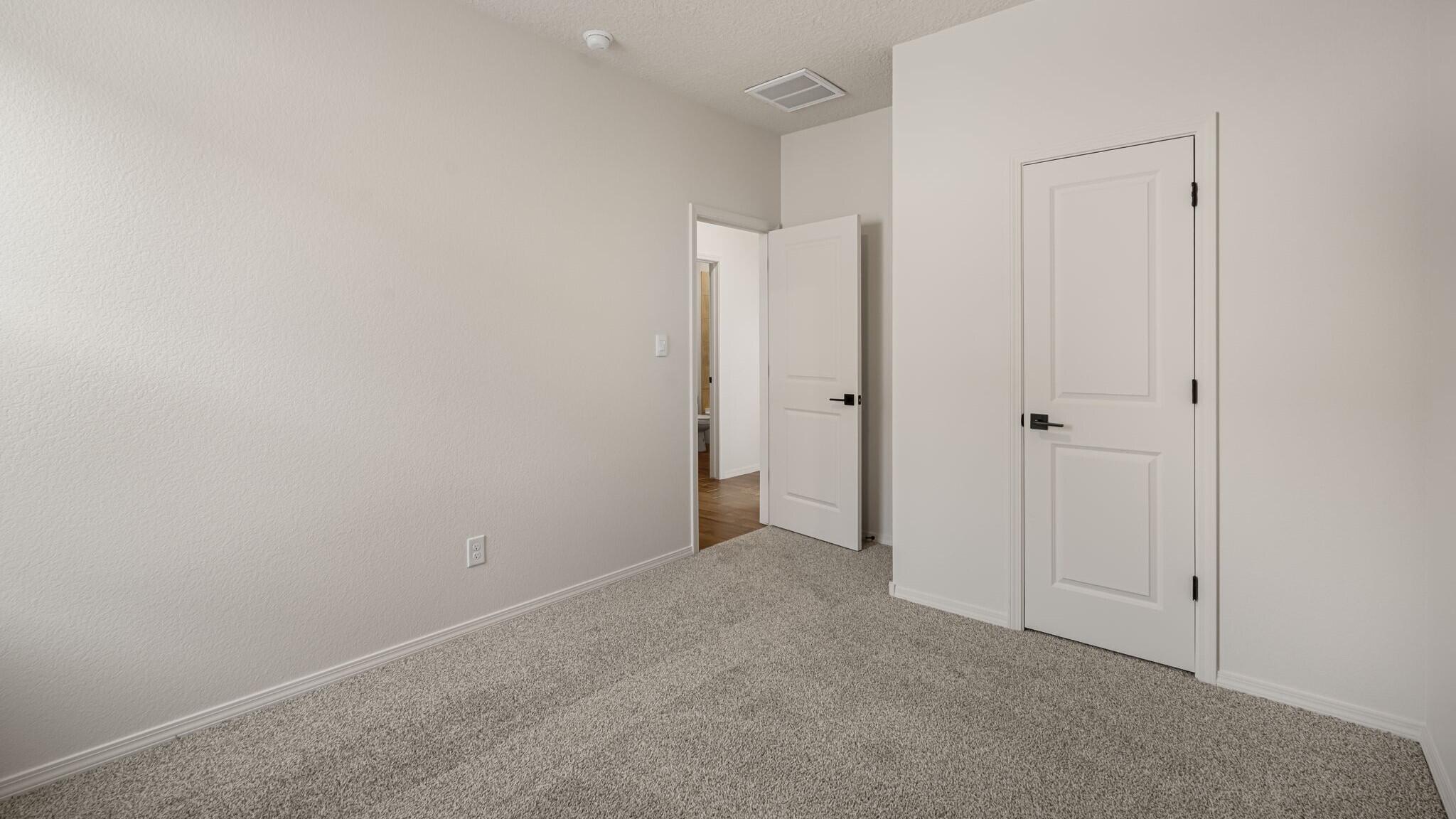 Photo 13 — 3360 Dijamant Loop SE