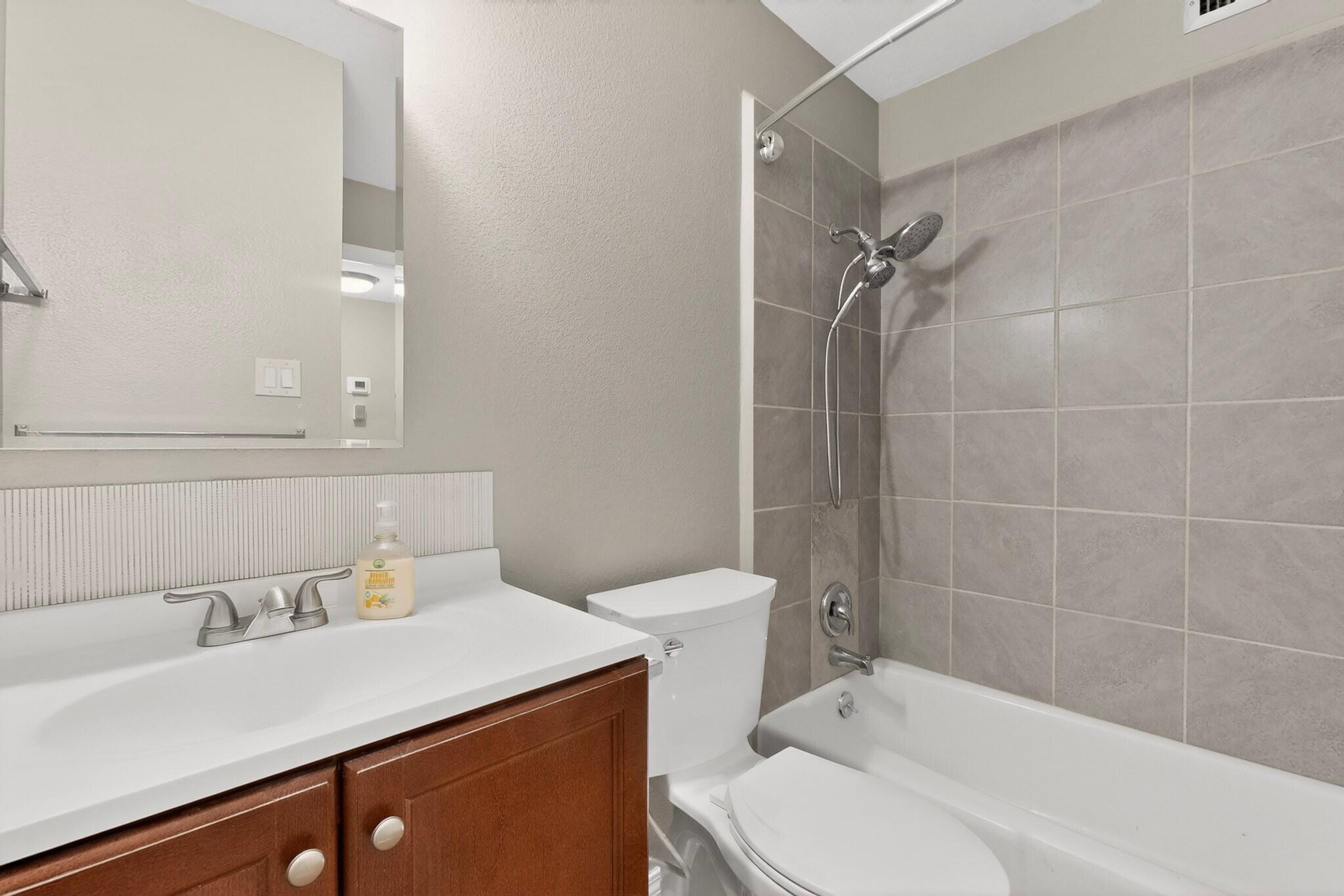 Photo 16 — 915 Country Club Drive SE APT H