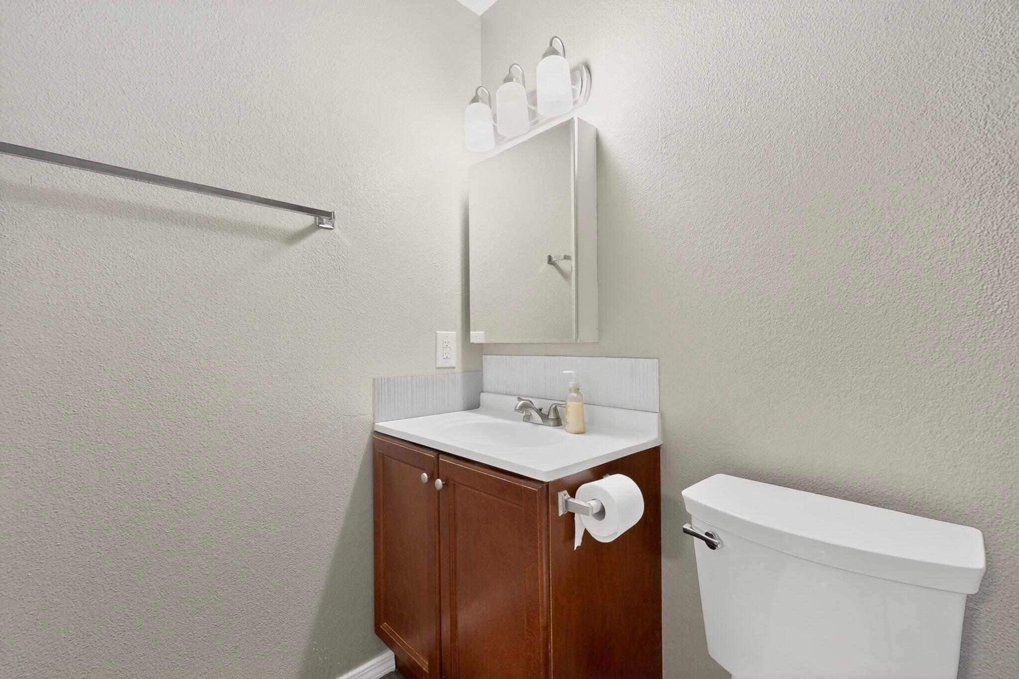 Photo 17 — 915 Country Club Drive SE APT H