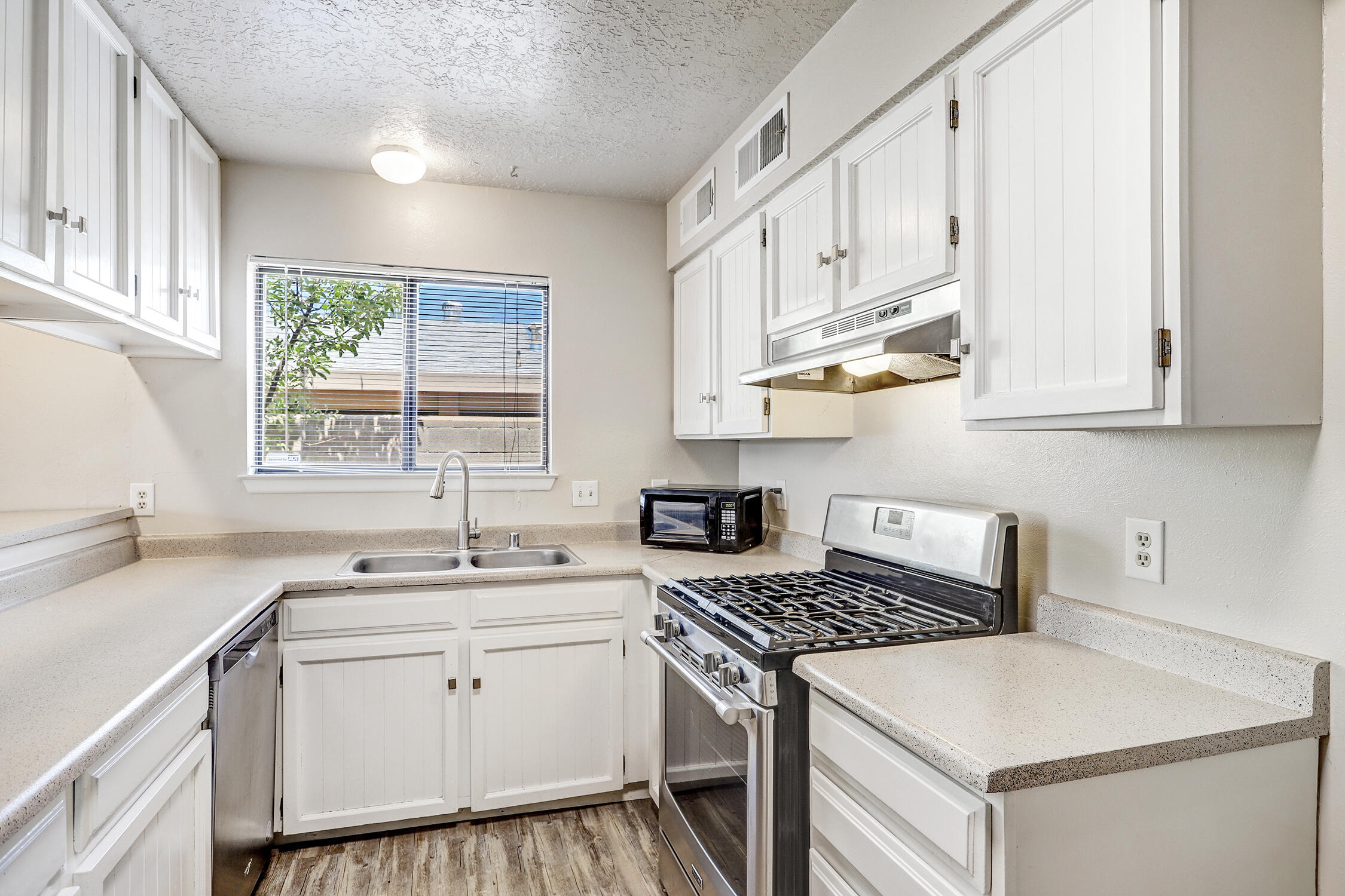 Photo 16 — 8546 Yeager Drive NE